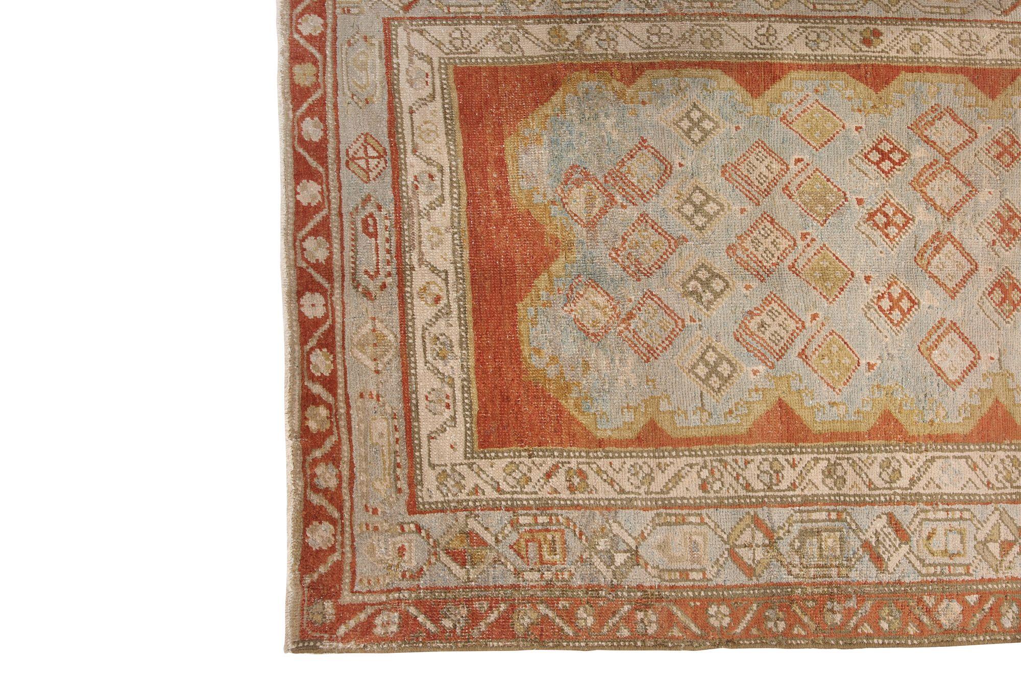 Entdecken Sie die Eleganz des persischen Malayers mit seinen um 1910 gefertigten Teppichen. Dieses exklusive Design aus Wolle und Elfenbeinrot ist perfekt, um Ihren Raum zu verschönern.
