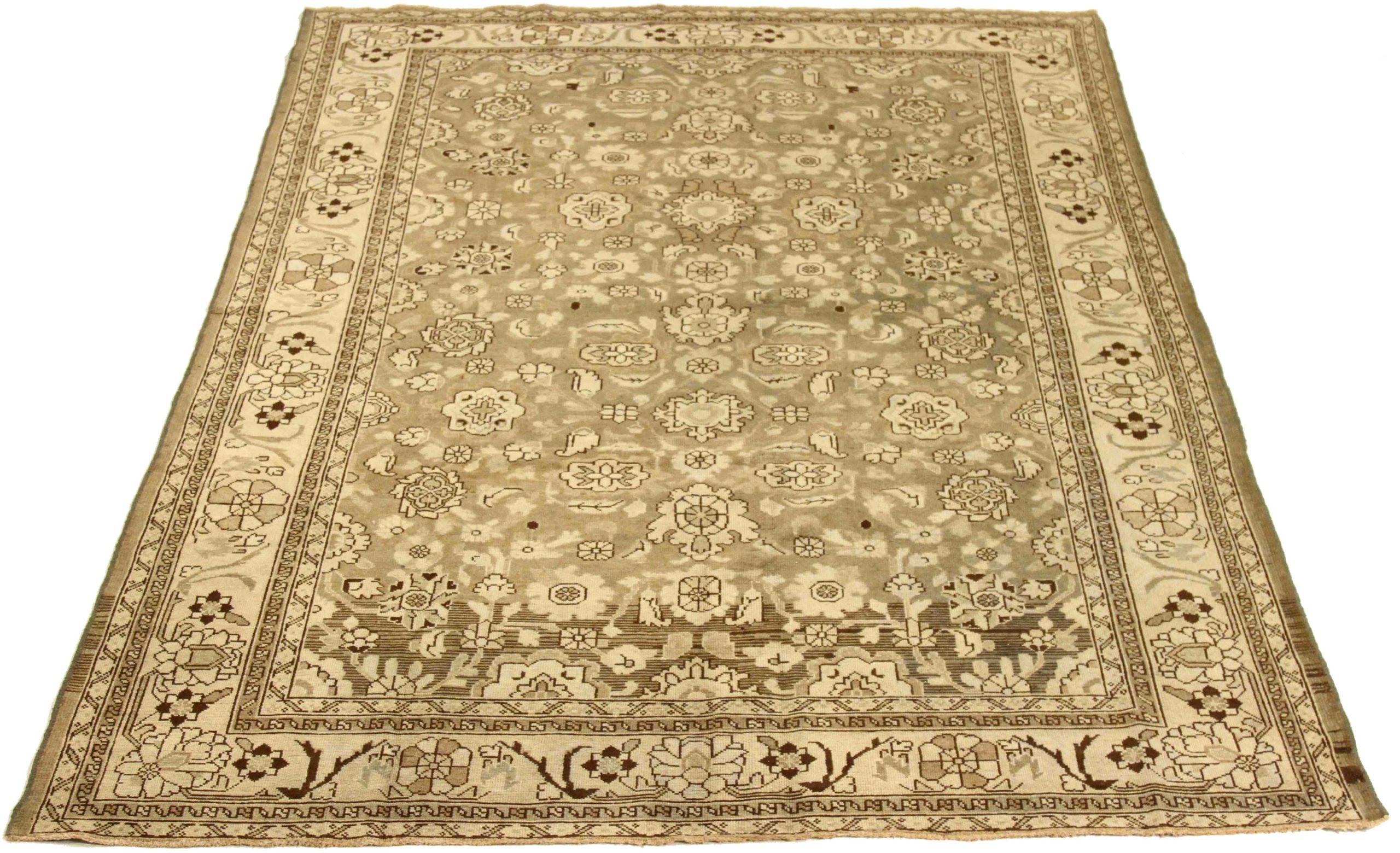 Entdecken Sie die Eleganz des persischen Malayers mit seinen um 1880 gefertigten Teppichen. Dieses exklusive Design aus Wolle und IvoryTaupe ist perfekt, um Ihren Raum zu verschönern.