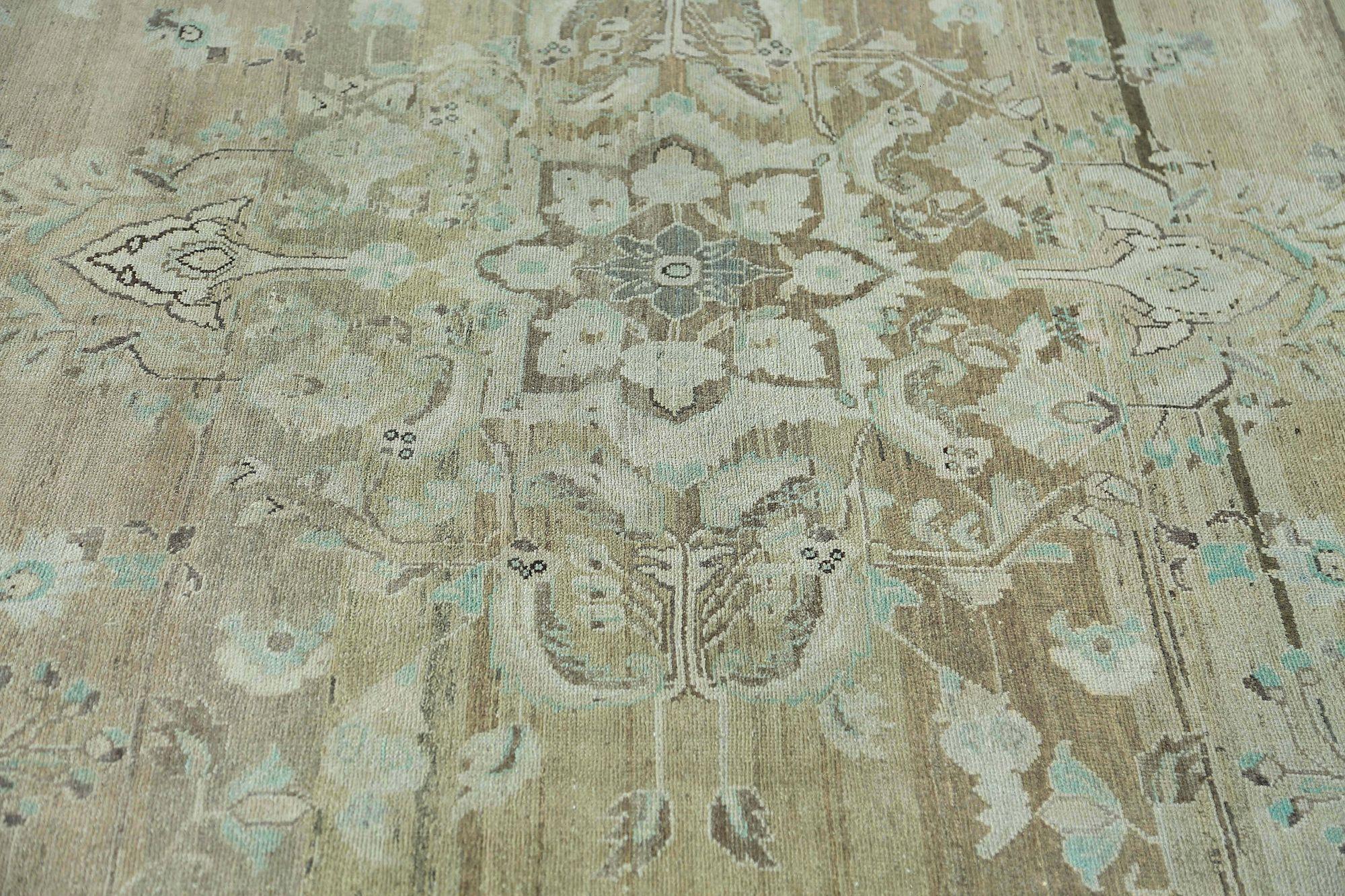 Découvrez l'élégance des tapis persans Malayer avec des tapis de zone datant de 1910. Conçu avec de la laine et de l'IvoryTaupe, ce design exclusif est parfait pour mettre en valeur votre espace.
