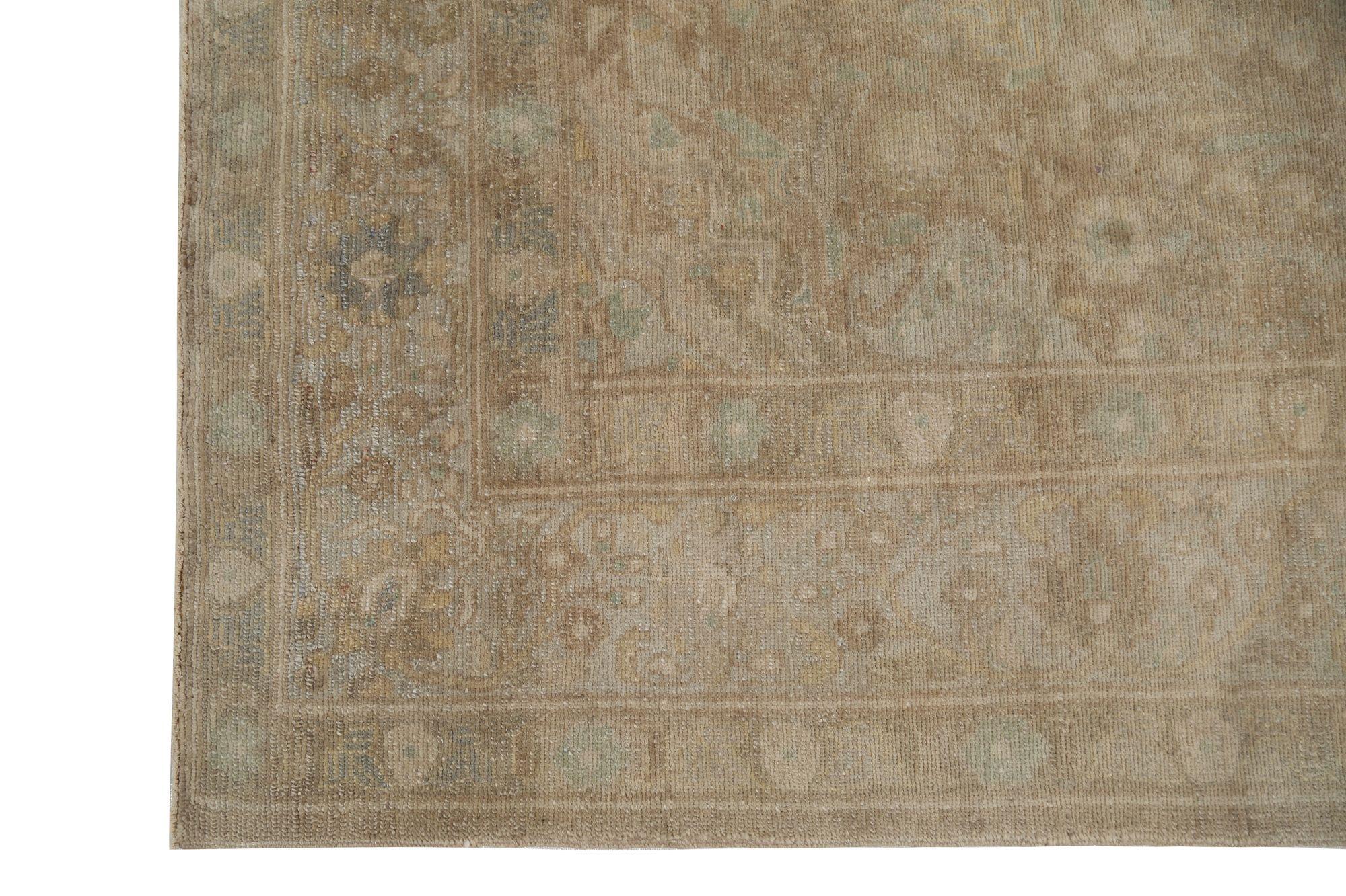 Entdecken Sie die Eleganz des persischen Malayers mit seinen um 1910 gefertigten Teppichen. Dieses exklusive Design aus Wolle und Light BlueTaupe ist die perfekte Ergänzung für Ihren Raum.