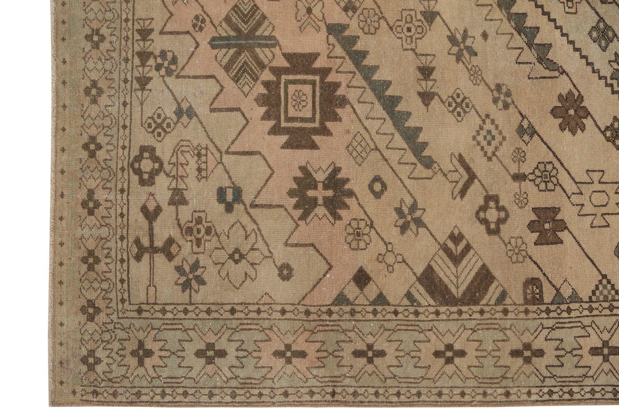 Entdecken Sie die Eleganz des persischen Malayers mit seinen um 1910 gefertigten Teppichen. Dieses exklusive Design aus Wolle und Taupe ist perfekt, um Ihren Raum zu verschönern.