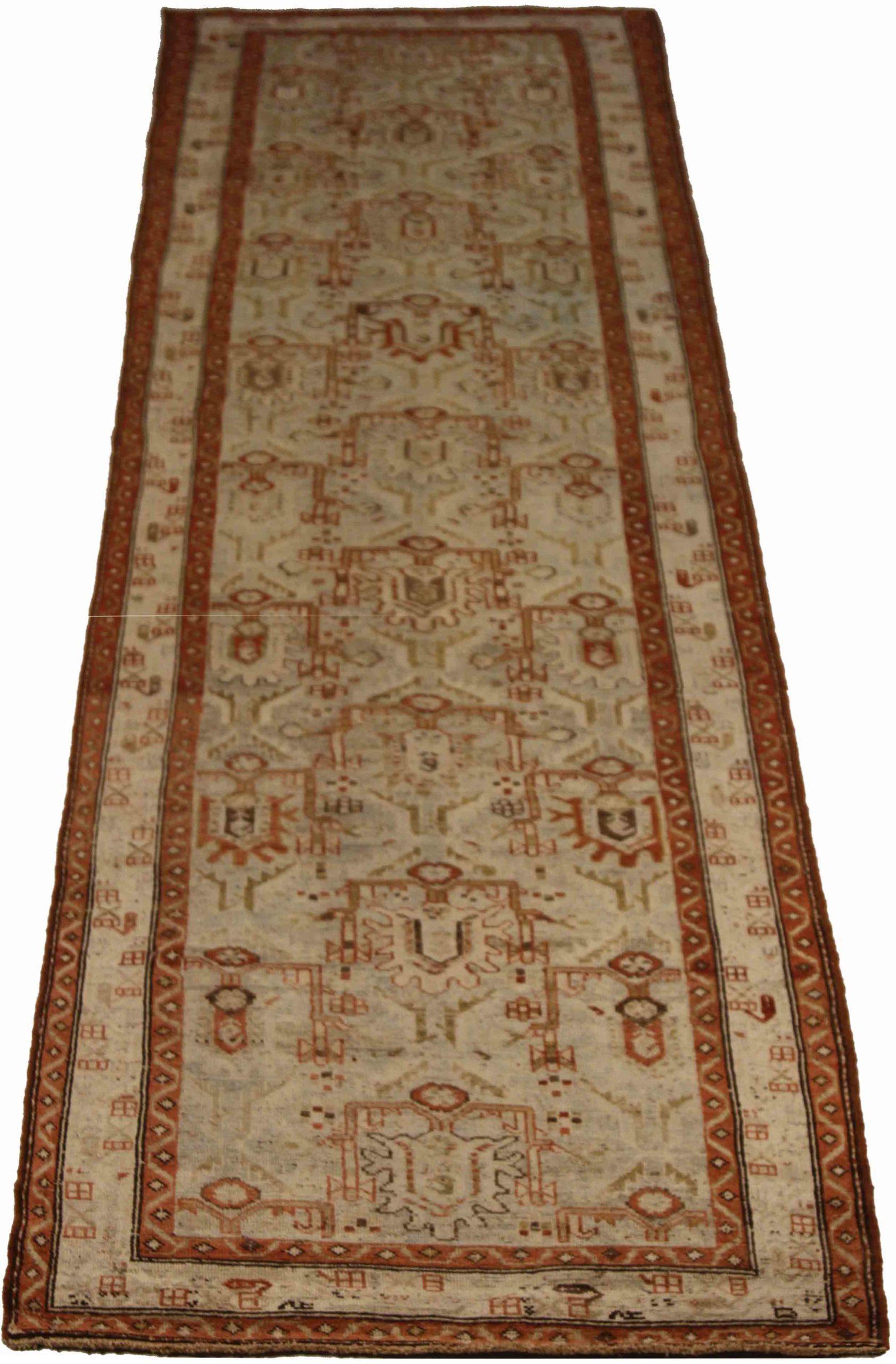 Entdecken Sie die Eleganz des persischen Malayers mit seiner wunderschönen Handwerkskunst aus der Zeit um 1880. Dieses exklusive Design, das mit viel Liebe zum Detail entworfen wurde, ist perfekt, um Ihren Raum zu verschönern.