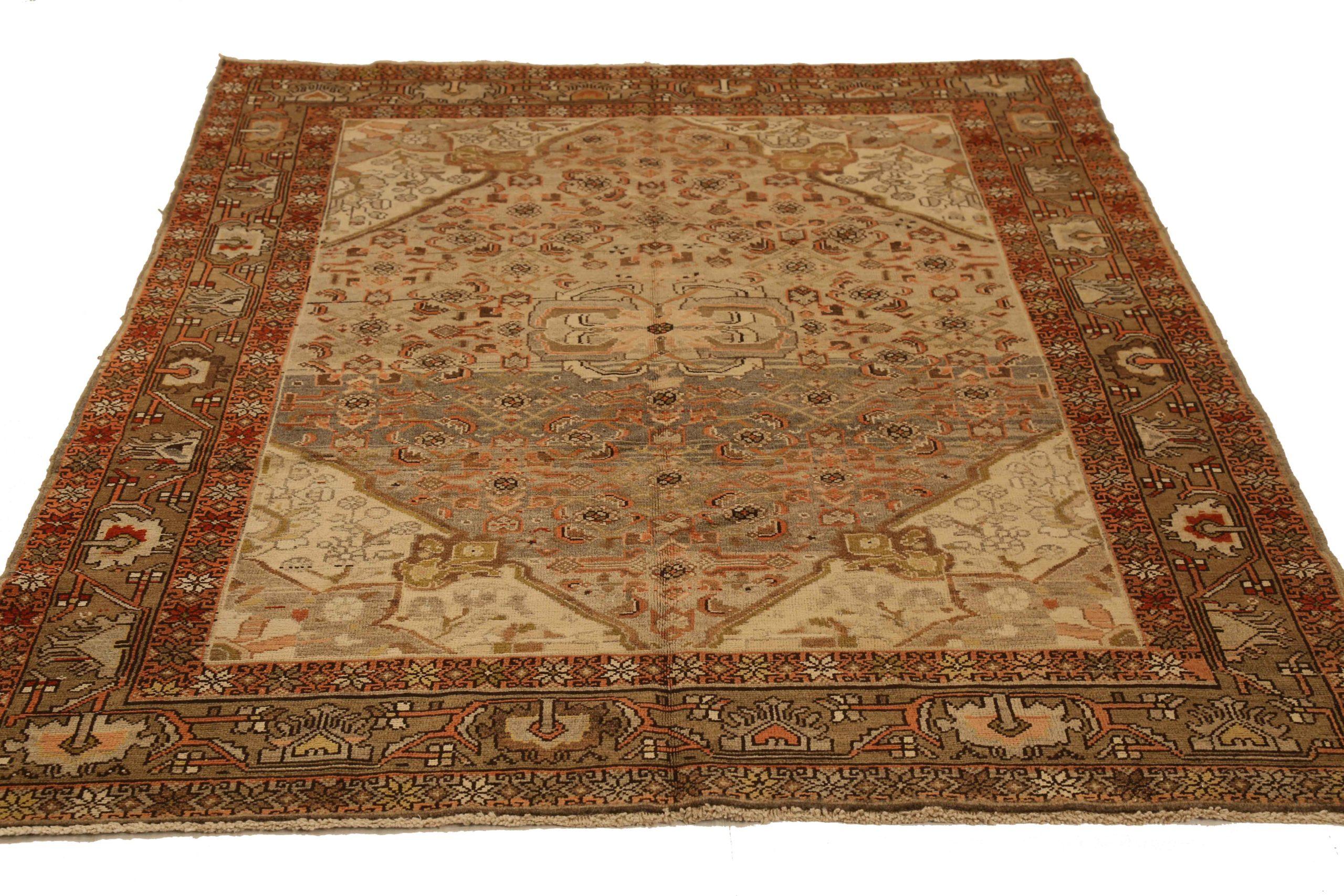 Entdecken Sie die Eleganz des persischen Malayers mit seiner wunderschönen Handwerkskunst aus der Zeit um 1880. Dieses exklusive Design, das mit viel Liebe zum Detail entworfen wurde, ist perfekt, um Ihren Raum zu verschönern.