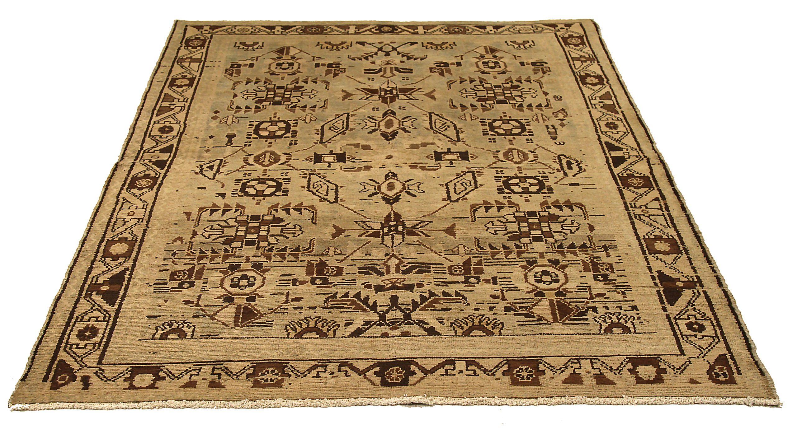 Scopri l'eleganza del Malayer persiano, caratterizzato da una splendida lavorazione artigianale del 1880 circa. Progettato con una meticolosa attenzione ai dettagli, questo design esclusivo è perfetto per valorizzare il tuo spazio.