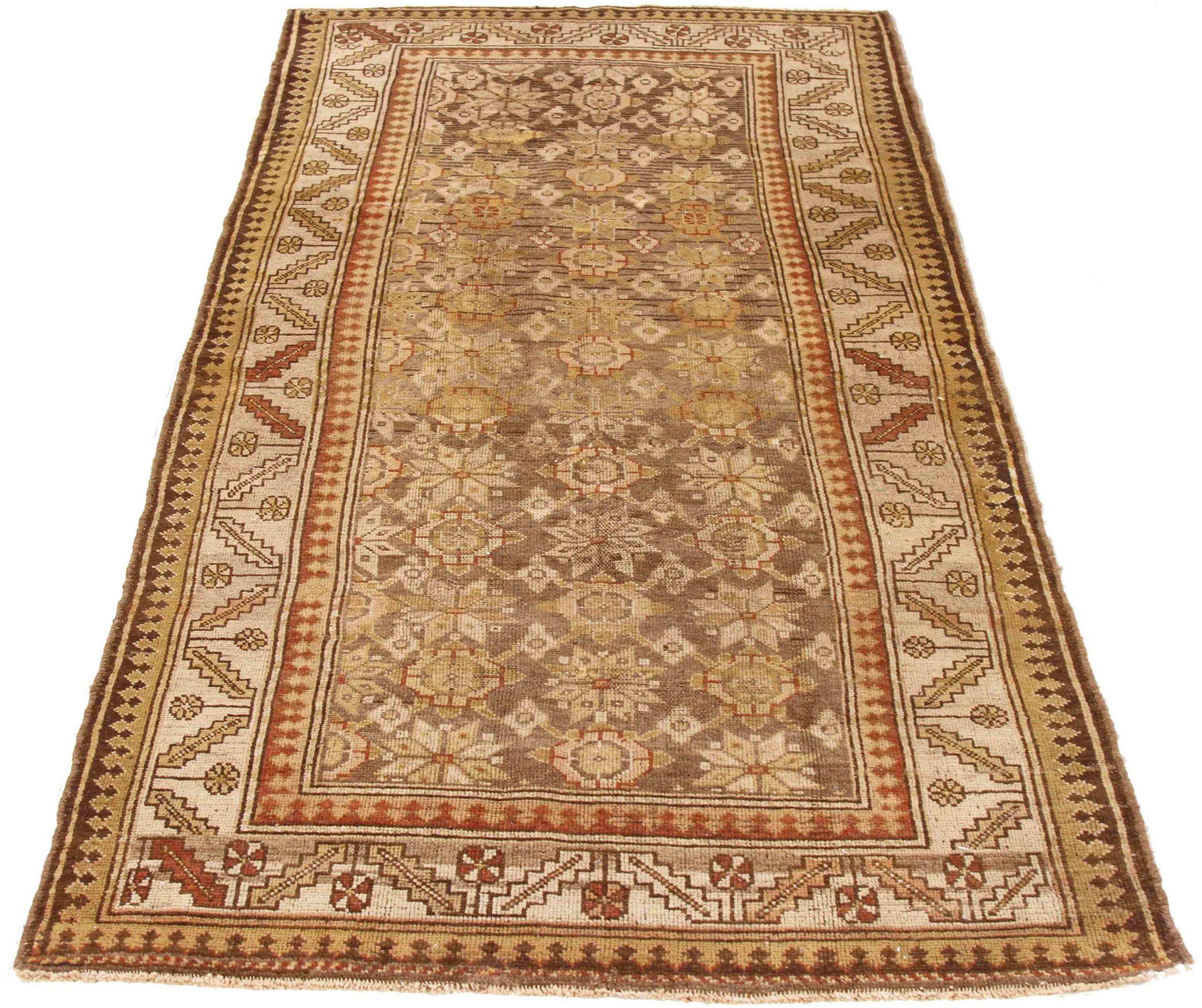 Entdecken Sie die Eleganz des persischen Malayers mit seiner wunderschönen Handwerkskunst aus der Zeit um 1880. Dieses exklusive Design, das mit viel Liebe zum Detail entworfen wurde, ist perfekt, um Ihren Raum zu verschönern.