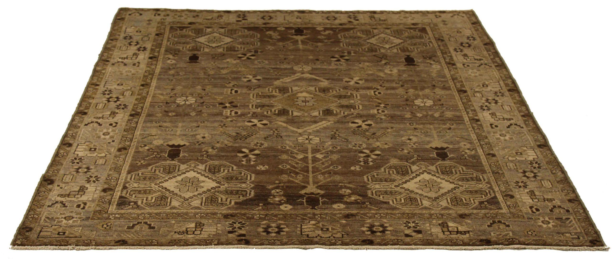 Scopri l'eleganza del Malayer persiano, caratterizzato da una splendida lavorazione artigianale. Progettato con una meticolosa attenzione ai dettagli, questo design esclusivo è perfetto per valorizzare il tuo spazio.