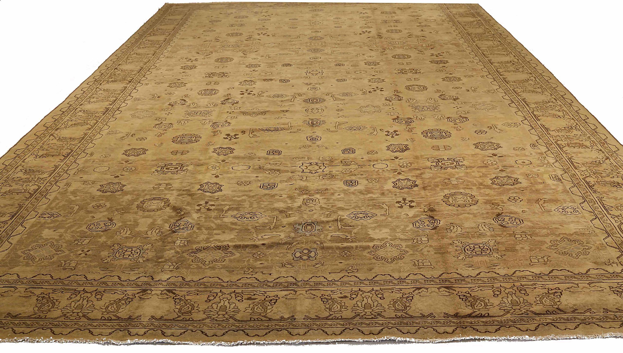 Scopri l'eleganza del tappeto persiano Malayer, caratterizzato da un formato over size, risalente al 1880. Progettato in lana e marrone-avorio, questo design esclusivo è perfetto per valorizzare il tuo spazio.