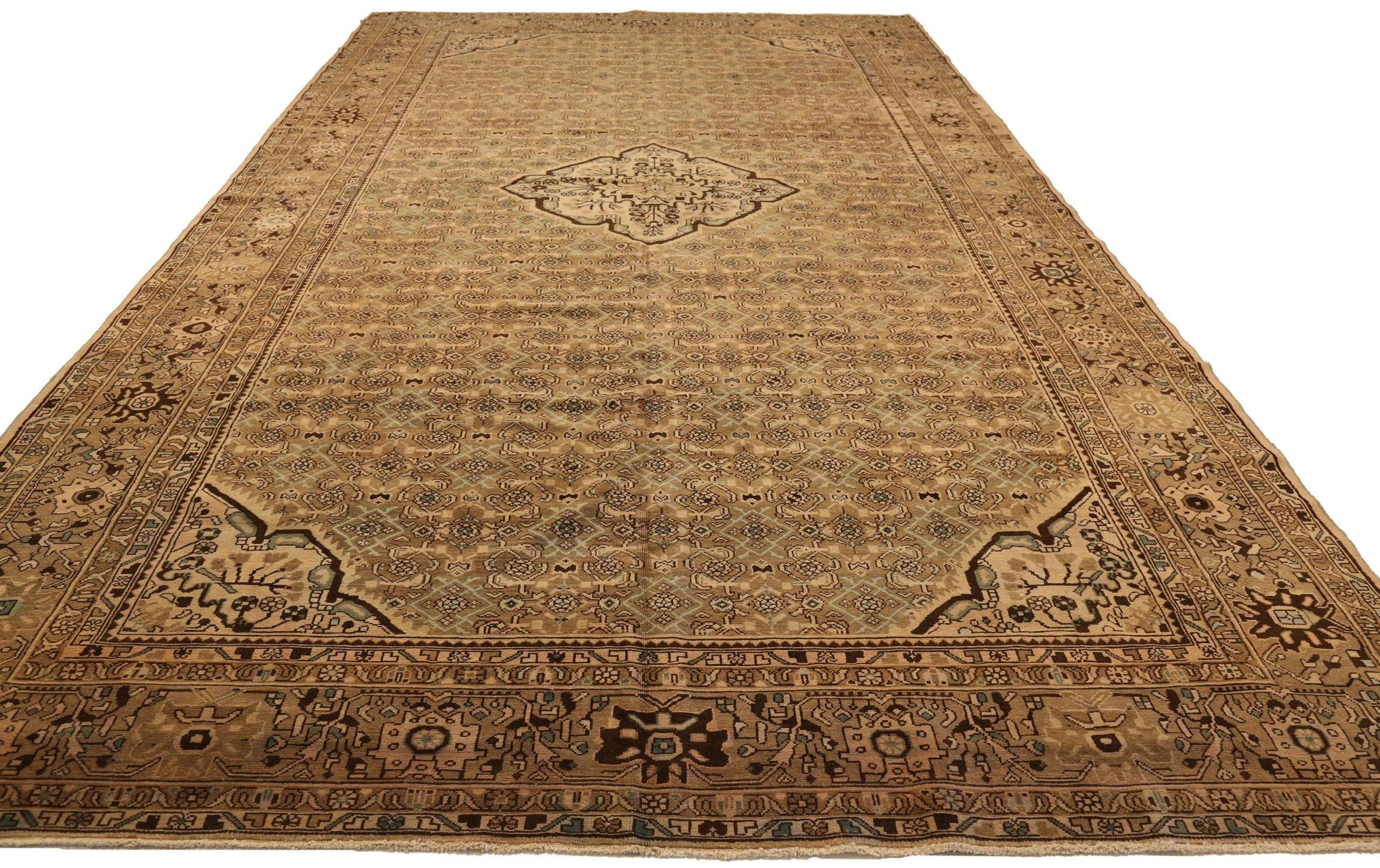 Entdecken Sie die Eleganz des persischen Malayers mit dem Over-Size-Teppich von CIRCA 1880. Dieses exklusive Design aus Wolle und Braun-Elfenbein ist perfekt, um Ihren Raum zu verschönern.