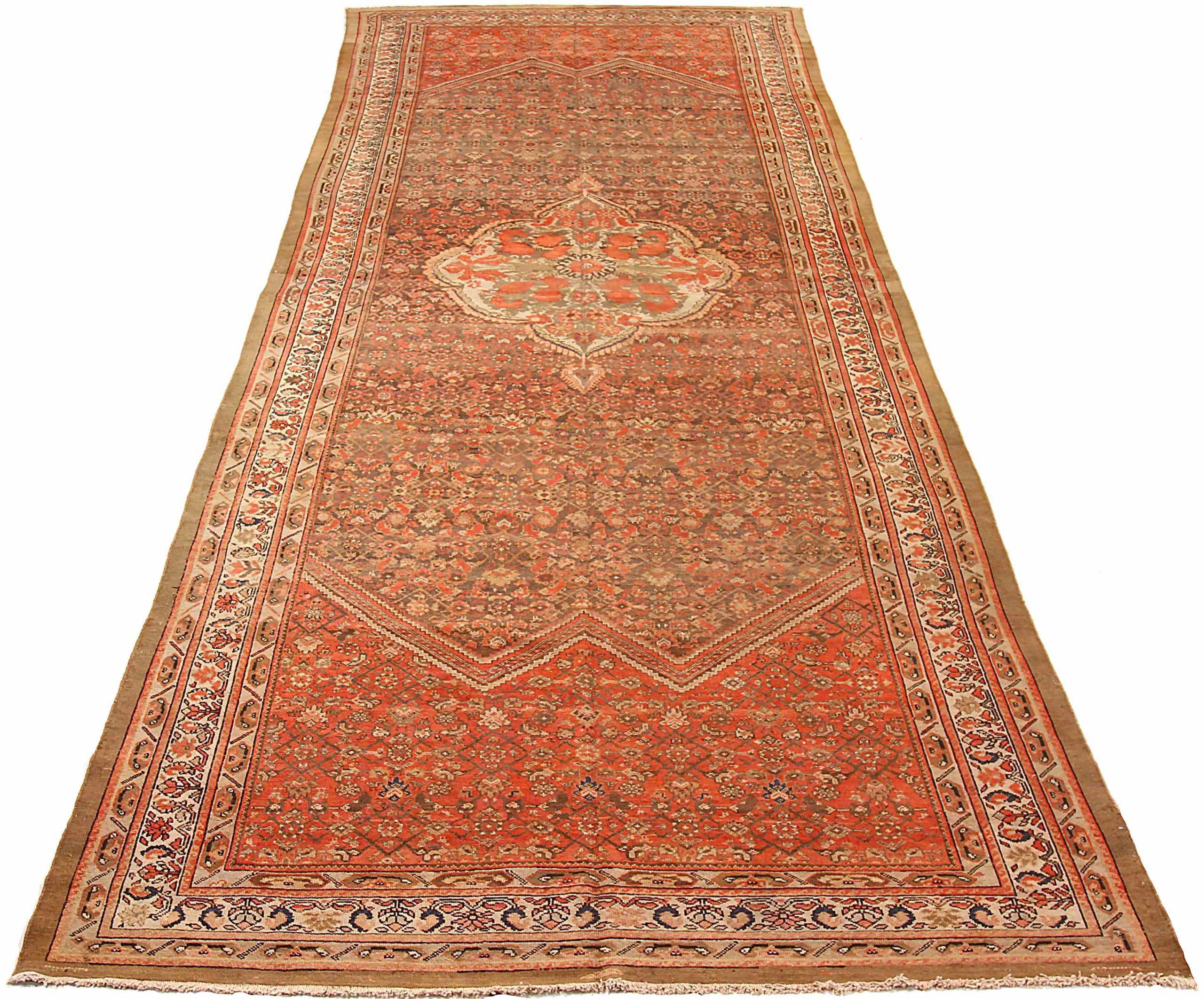 Entdecken Sie die Eleganz des persischen Malayers mit dem Over-Size-Teppich von CIRCA 1880. Dieses exklusive Design aus Wolle und GreenIvoryRed ist perfekt, um Ihren Raum zu verschönern.