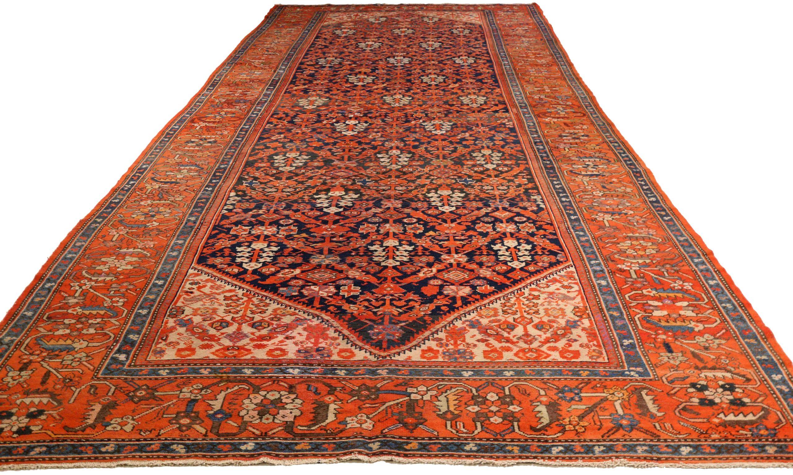 Entdecken Sie die Eleganz des persischen Malayers mit dem Over-Size-Teppich von CIRCA 1880. Dieses exklusive Design aus Wolle und ElfenbeinMarineblauRot ist perfekt, um Ihren Raum zu verschönern.