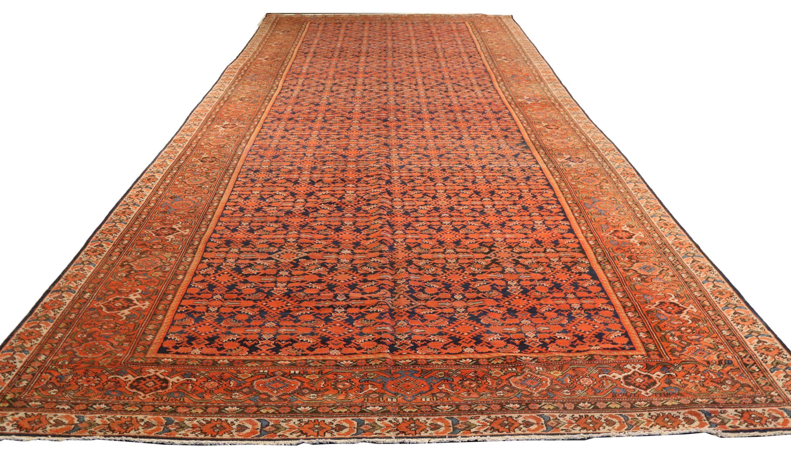 Entdecken Sie die Eleganz des persischen Malayers mit dem Over-Size-Teppich von CIRCA 1880. Dieses exklusive Design aus Wolle und Marineblau-Rot ist perfekt, um Ihren Raum zu verschönern.