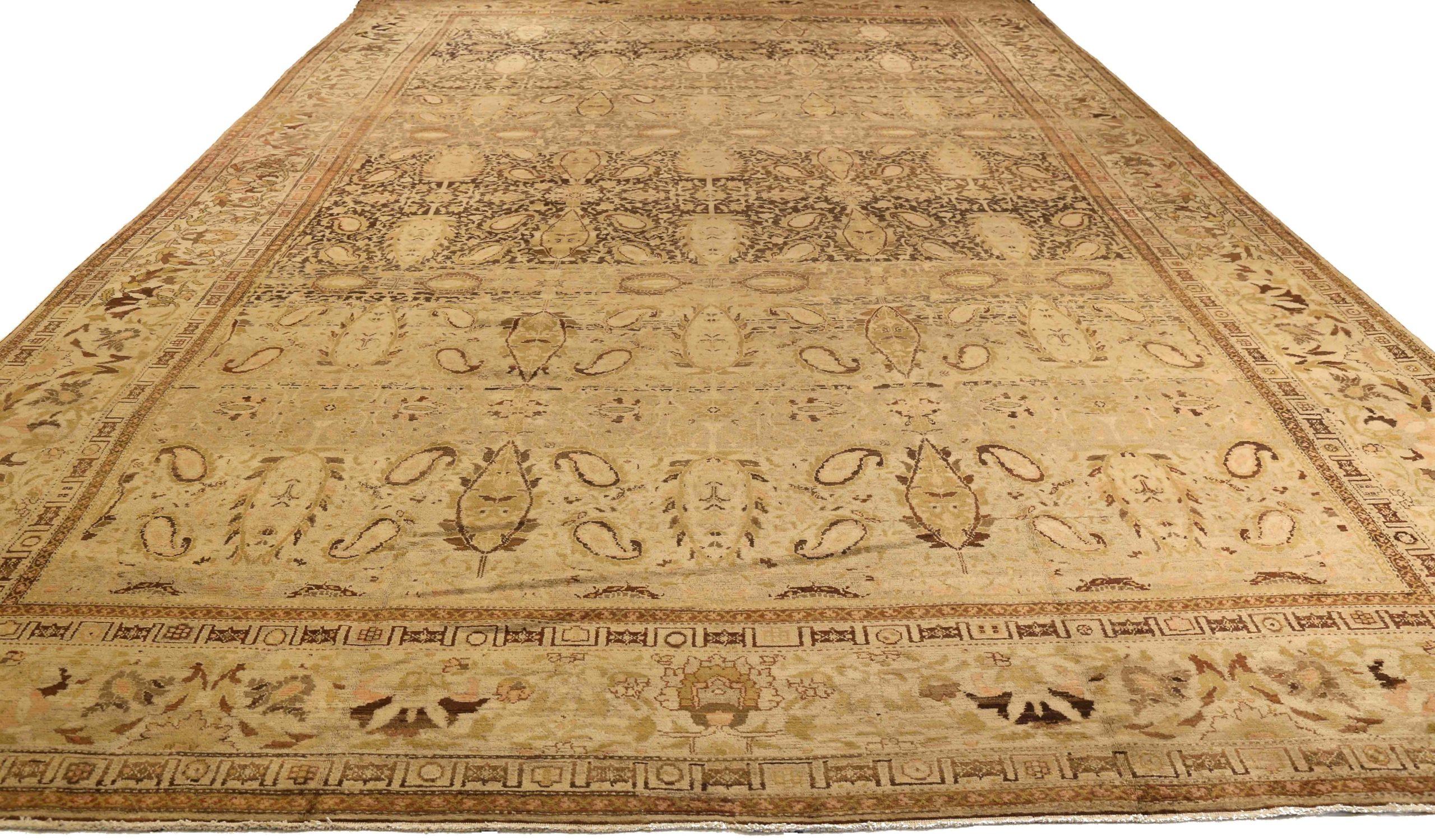 Scopri l'eleganza del tappeto persiano Malayer, caratterizzato da un formato over size, risalente al 1880. Progettato in lana e marrone-avorio, questo design esclusivo è perfetto per valorizzare il tuo spazio.
