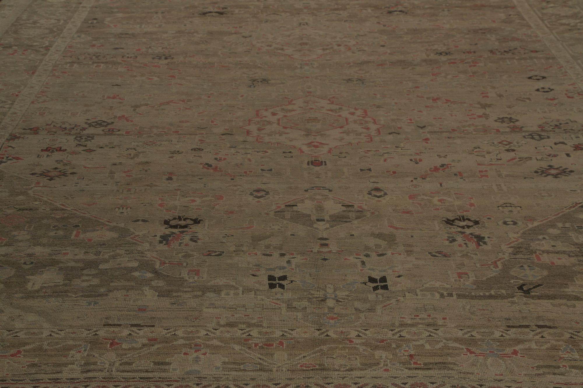 Scopri l'eleganza del tappeto persiano Malayer, caratterizzato da un formato over size, risalente al 1880. Progettato con Lana e Marrone-Taupe, questo design esclusivo è perfetto per valorizzare il tuo spazio.