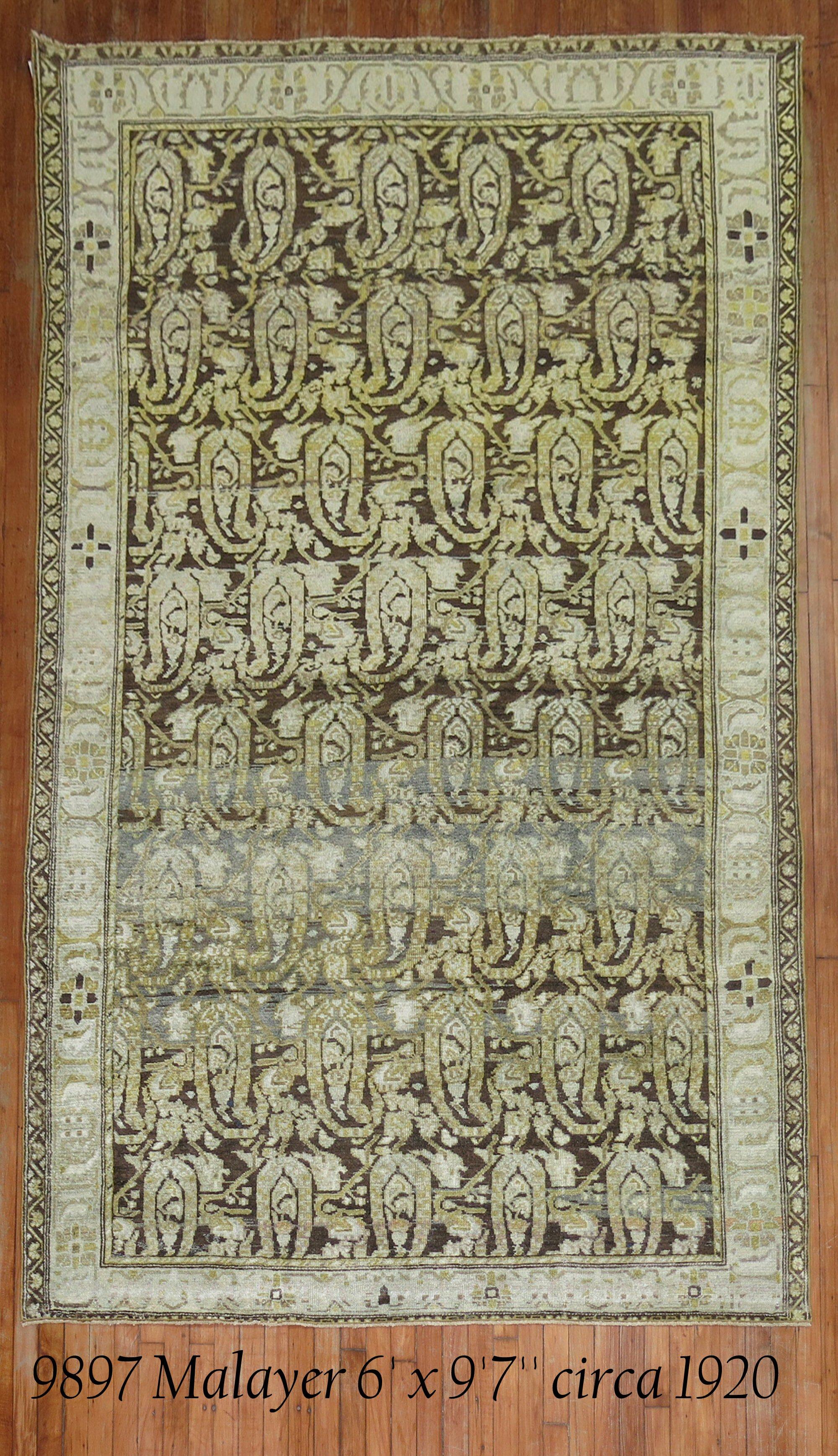 Ein antiker persischer Malayer-Teppich mit einem großen Paisley-Muster in Braun, Grün und Gelb

Maße: 6' x 9'7