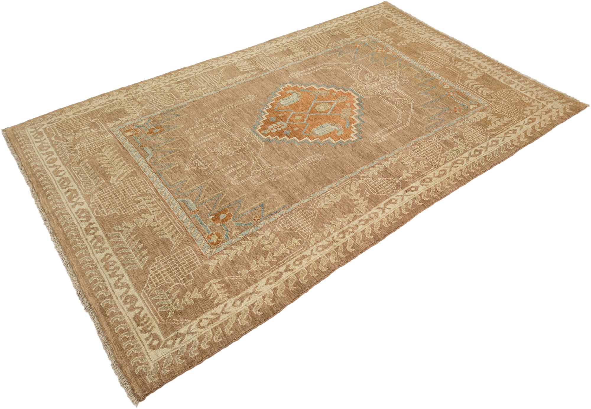 Tapis Malayer noué à la main, tissé en Iran vers 2000.

Cette interprétation moderne du style traditionnel Malayer présente un médaillon central géométrique dans des tons chauds de terre cuite, encadré par un champ beige doux aux accents subtils de