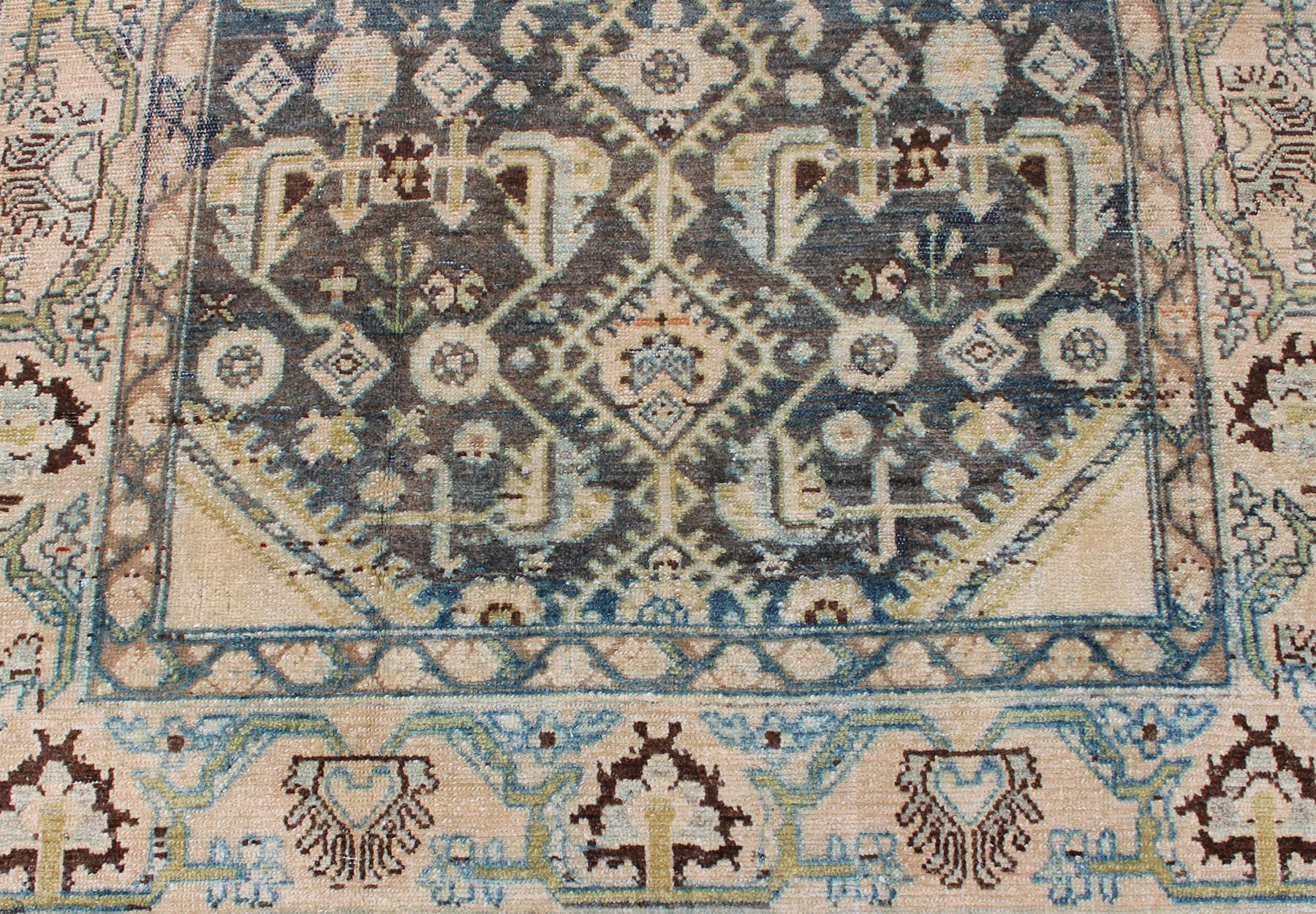 Tapis persan Malayer avec motif intégral dans les tons gris:: bleu:: crème et rose en vente 3