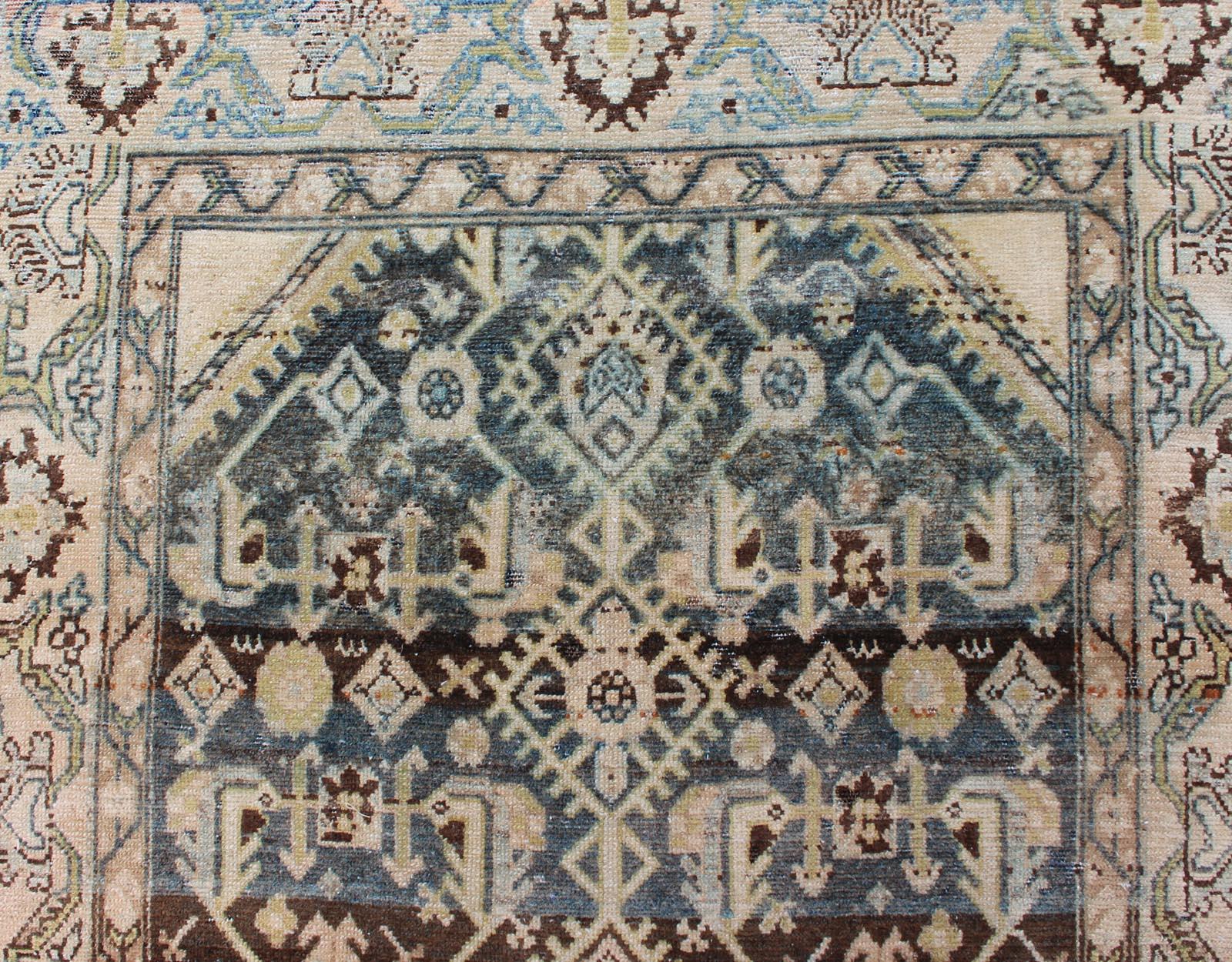 Tapis persan Malayer avec motif intégral dans les tons gris:: bleu:: crème et rose en vente 4