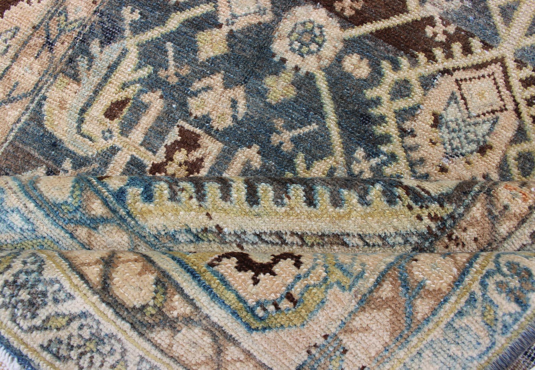Tapis persan Malayer avec motif intégral dans les tons gris:: bleu:: crème et rose en vente 5