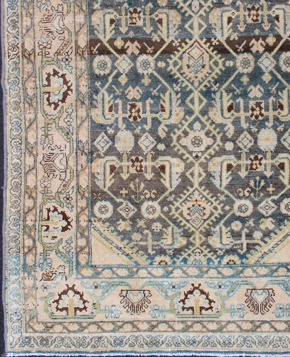 Perse Tapis persan Malayer avec motif intégral dans les tons gris:: bleu:: crème et rose en vente