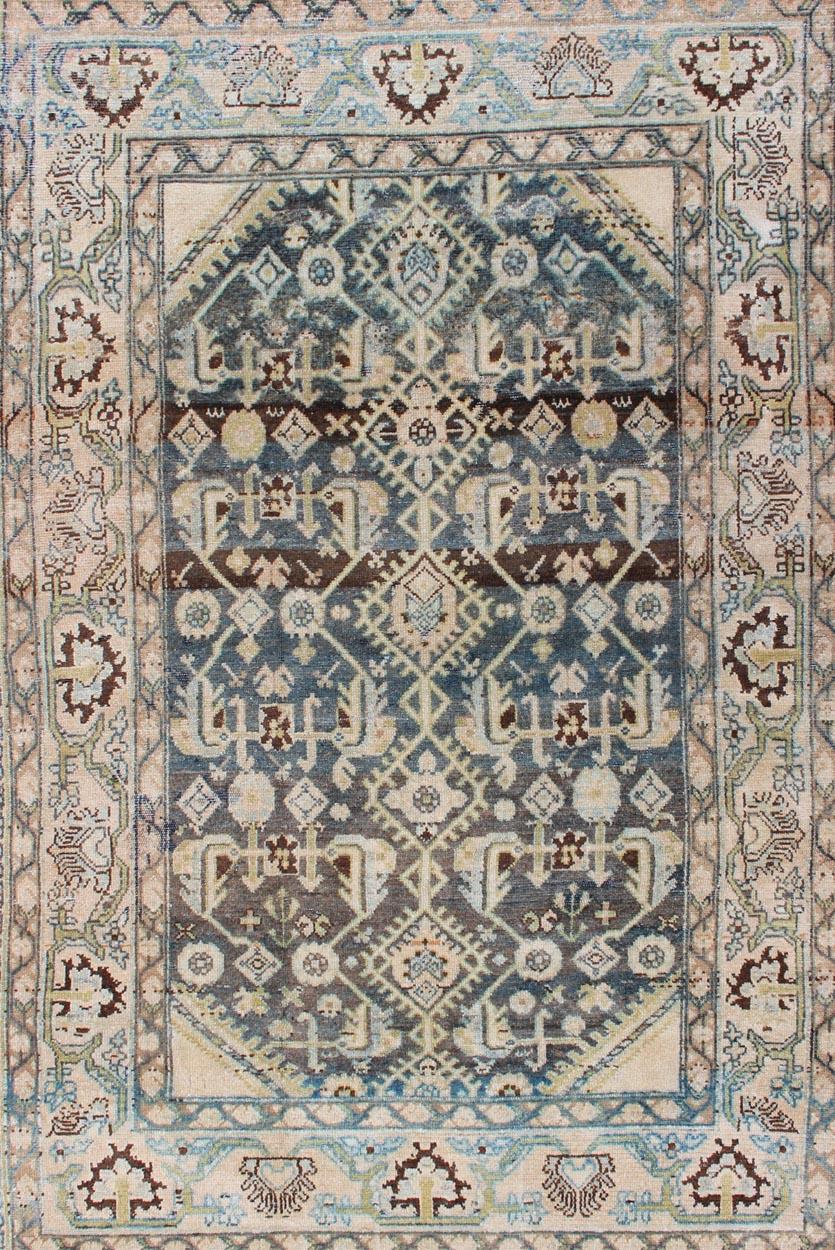 Noué à la main Tapis persan Malayer avec motif intégral dans les tons gris:: bleu:: crème et rose en vente