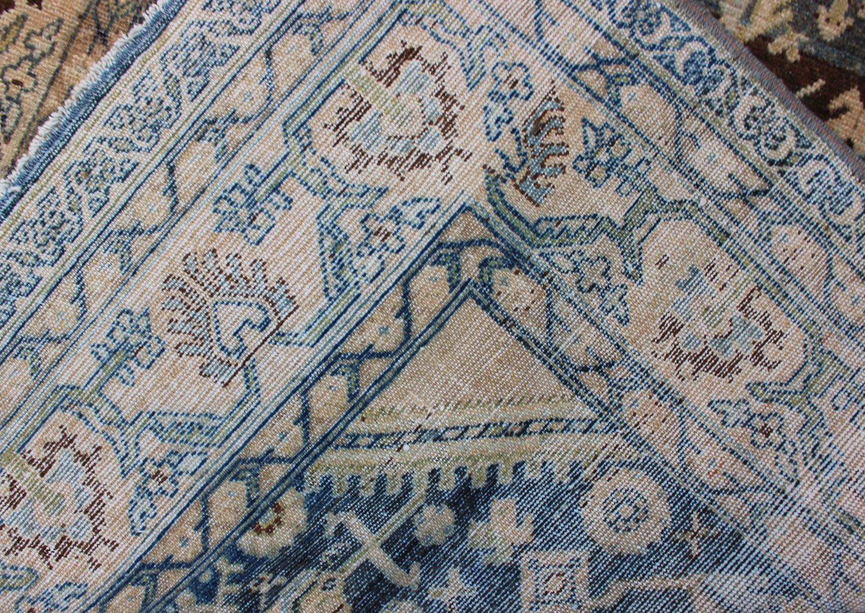 Tapis persan Malayer avec motif intégral dans les tons gris:: bleu:: crème et rose Bon état - En vente à Atlanta, GA