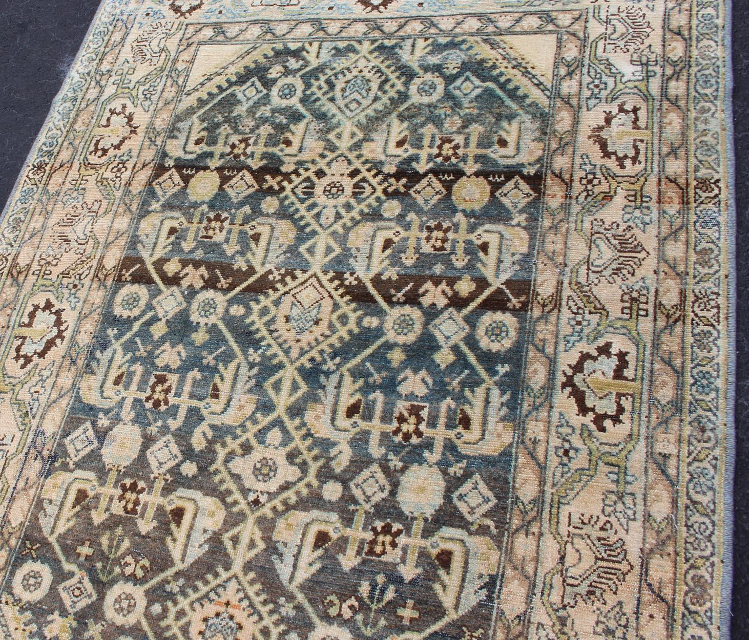 Début du 20ème siècle Tapis persan Malayer avec motif intégral dans les tons gris:: bleu:: crème et rose en vente