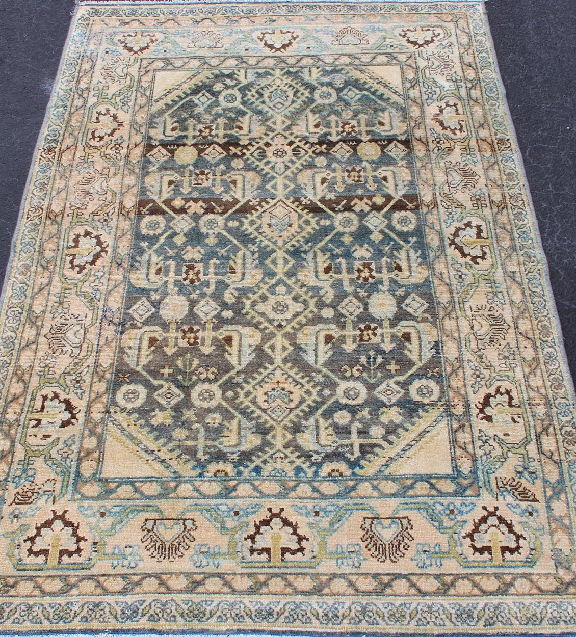 Laine Tapis persan Malayer avec motif intégral dans les tons gris:: bleu:: crème et rose en vente