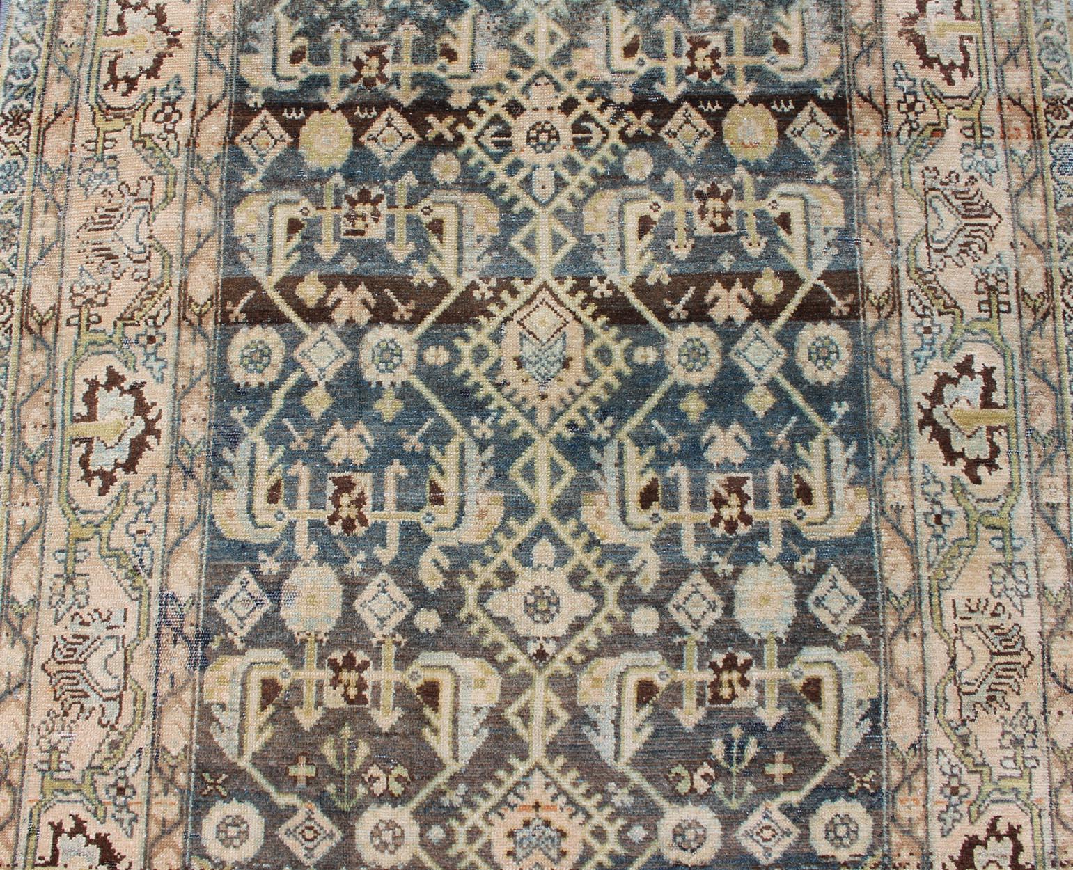 Tapis persan Malayer avec motif intégral dans les tons gris:: bleu:: crème et rose en vente 2