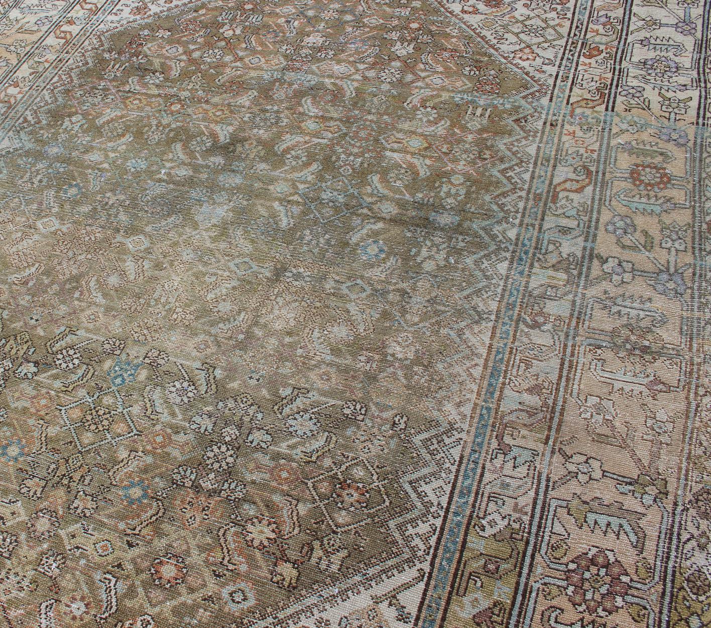 Persischer Malayer-Teppich mit geometrischem Muster in verblasstem Grün und Elfenbein (Wolle) im Angebot