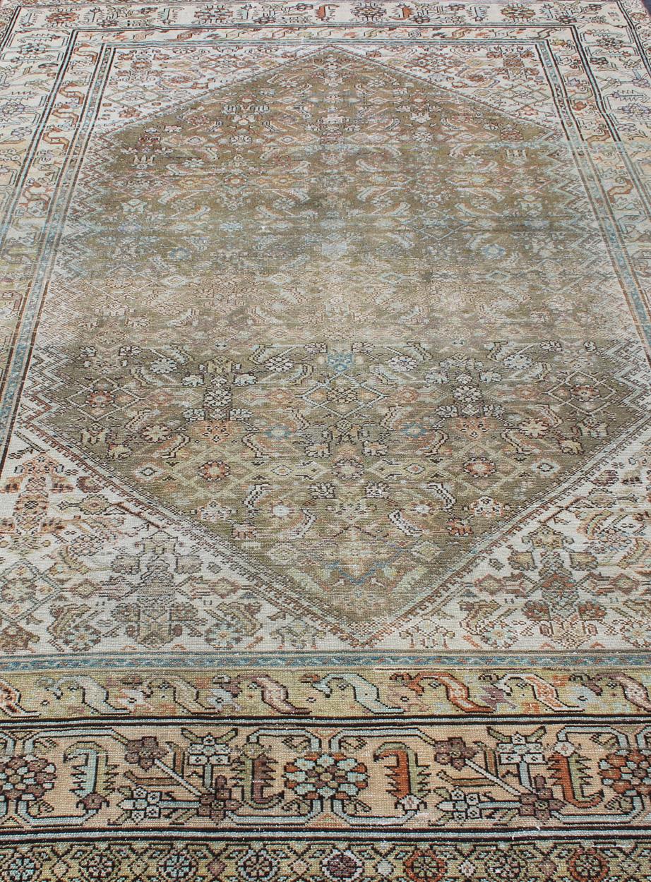 Persischer Malayer-Teppich mit geometrischem Muster in verblasstem Grün und Elfenbein im Angebot 1