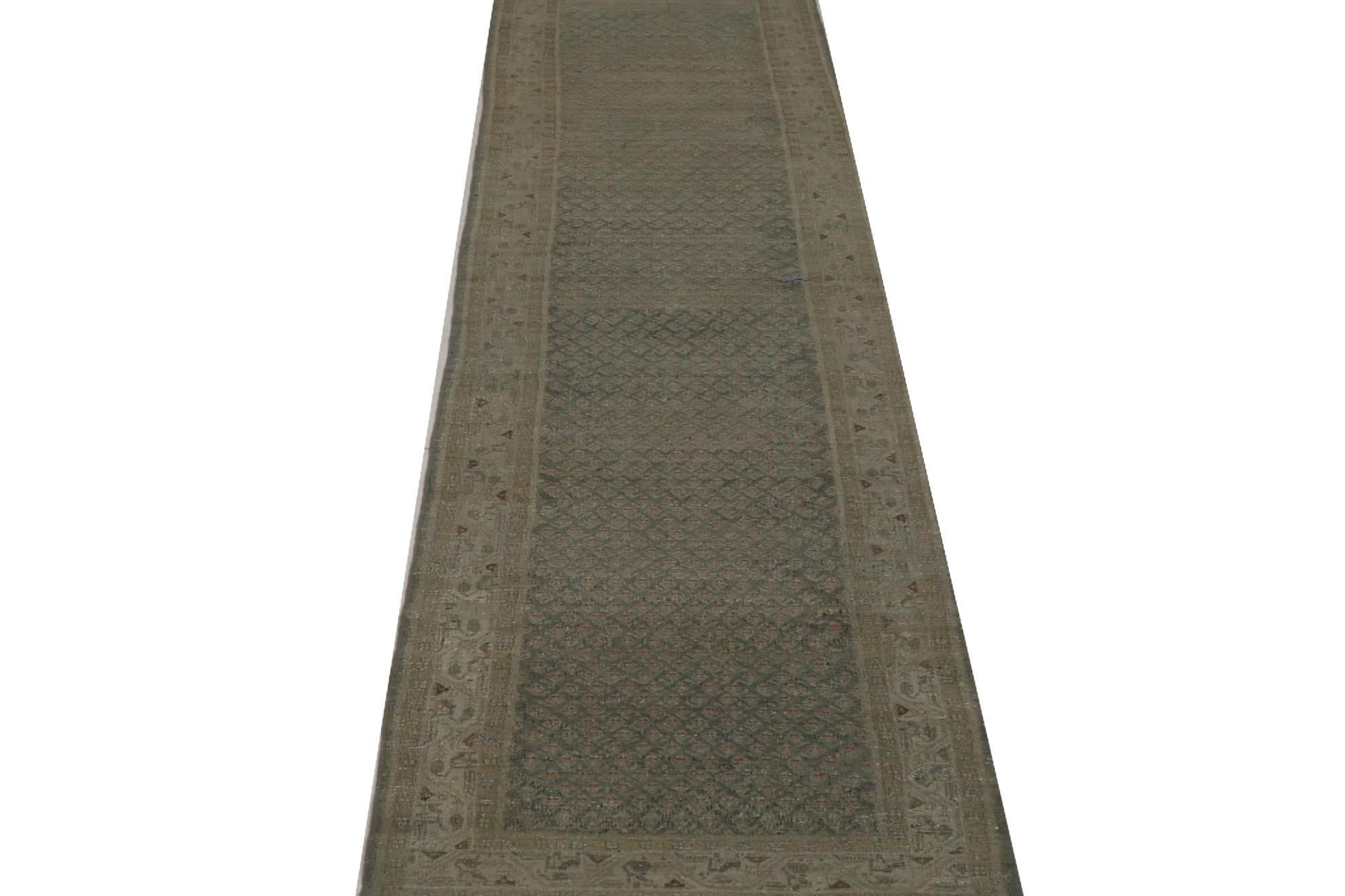 Entdecken Sie die Eleganz des persischen Malayers mit dem Läufer um 1880. Dieses exklusive Design, das mit viel Liebe zum Detail und in BrownGreenRed entworfen wurde, ist perfekt, um Ihren Raum zu verschönern.