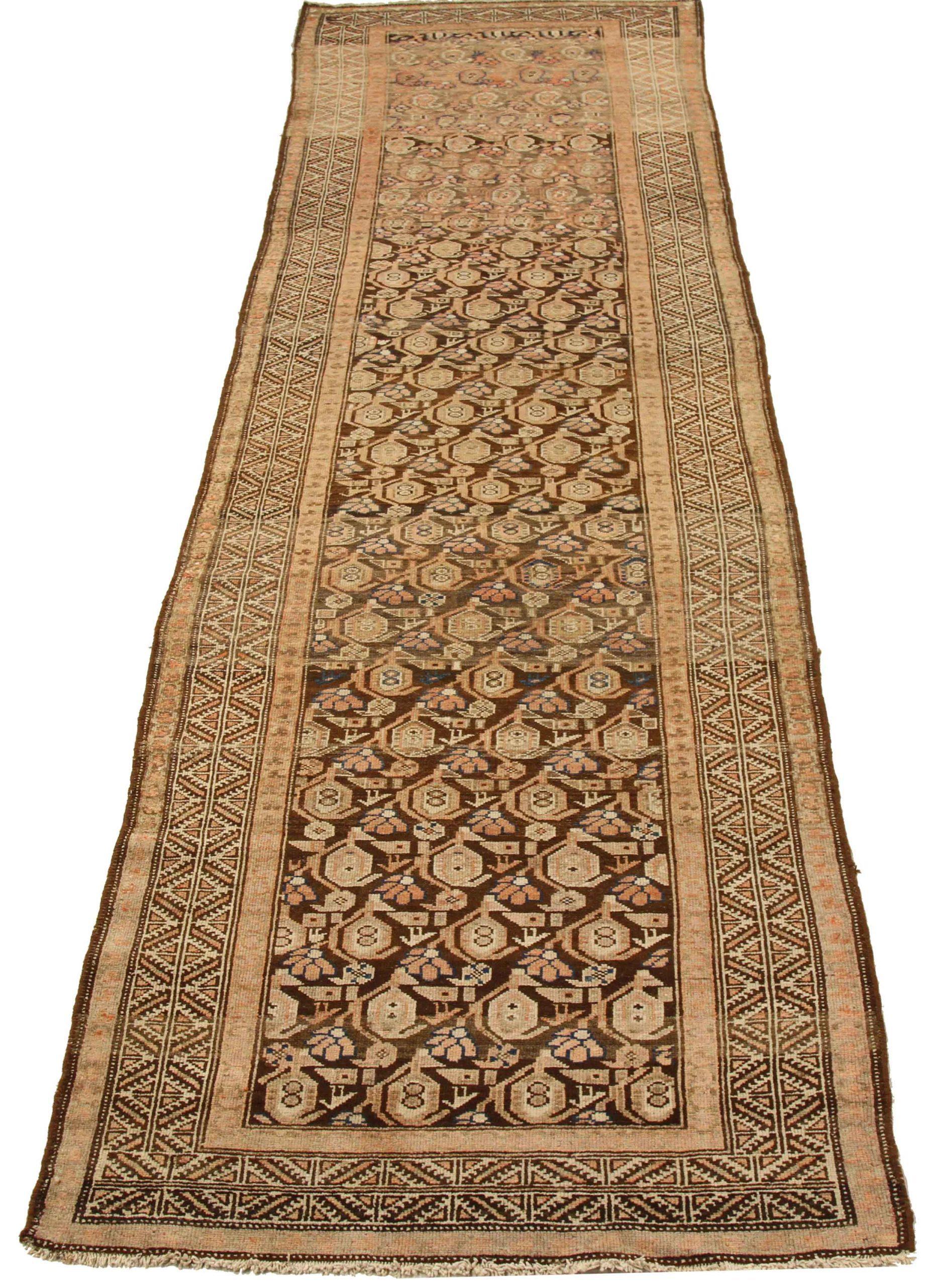 Entdecken Sie die Eleganz des persischen Malayers mit dem Läufer um 1880. Dieses exklusive Design, das mit viel Liebe zum Detail entworfen wurde, ist perfekt, um Ihren Raum zu verschönern.