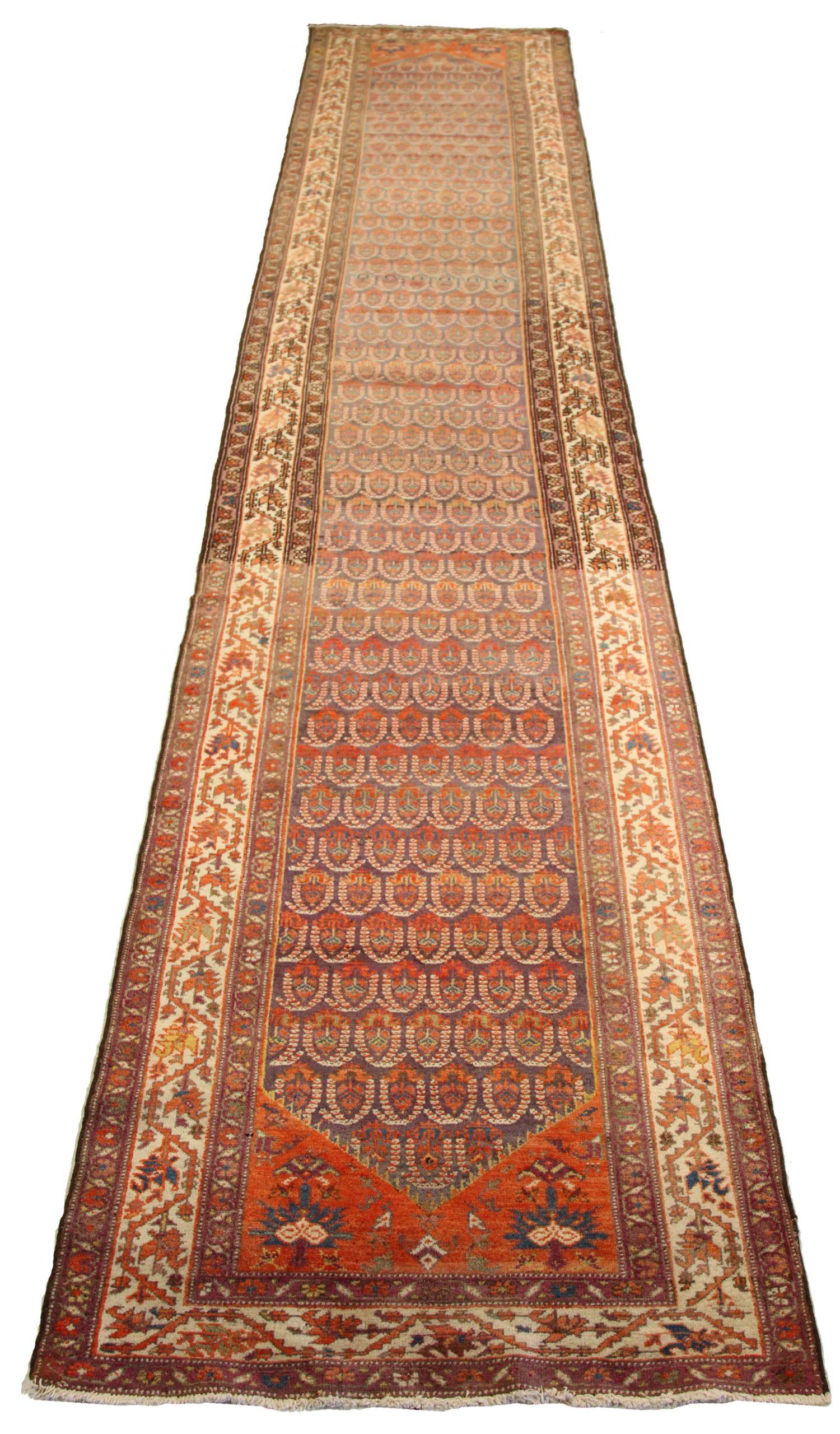 Entdecken Sie die Eleganz des persischen Malayers mit dem Läufer um 1880. Dieses exklusive Design, das mit viel Liebe zum Detail entworfen wurde, ist perfekt, um Ihren Raum zu verschönern.