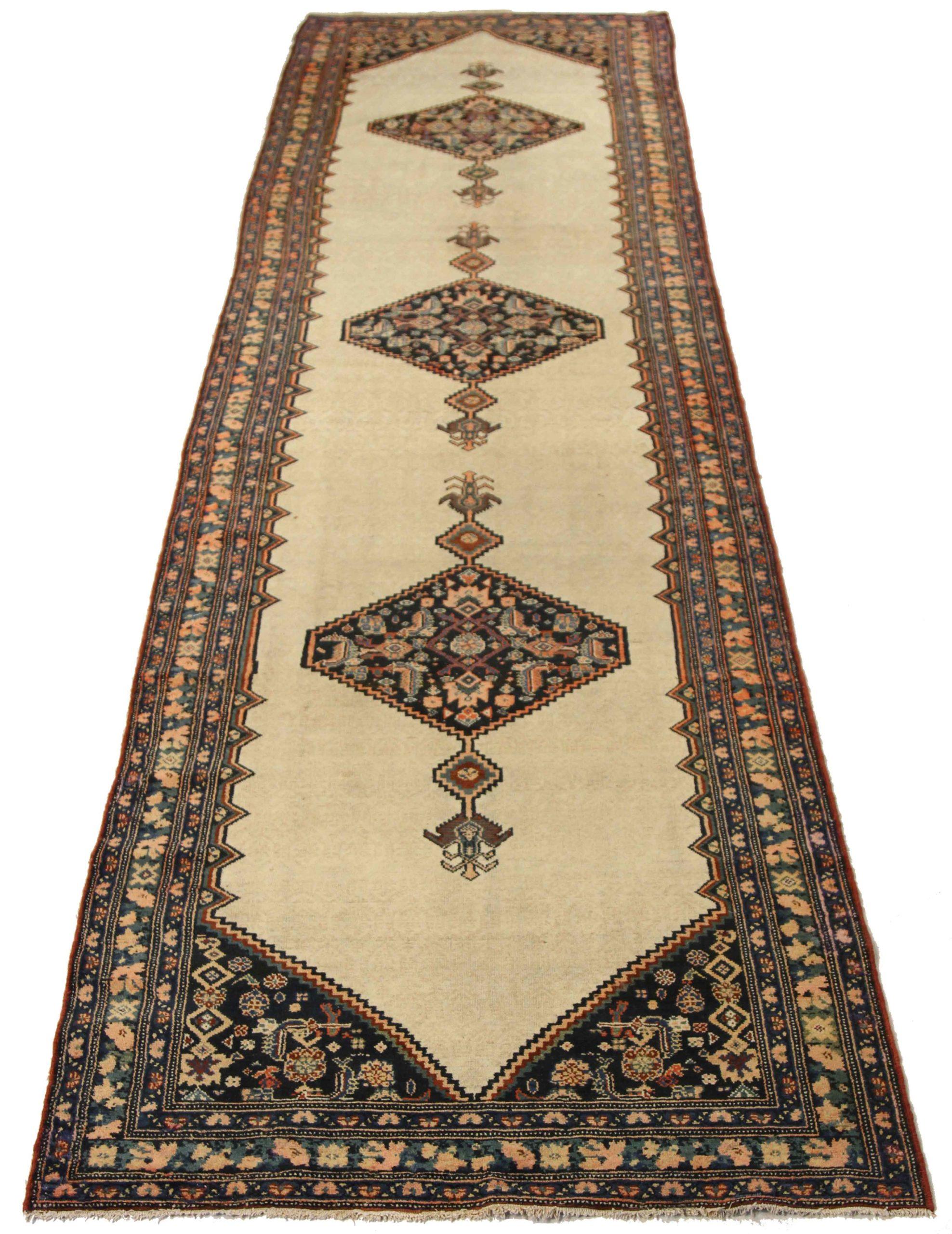 Scopri l'eleganza del tappeto persiano Malayer, caratterizzato da Runner Rug di CIRCA 1880. Progettato con una meticolosa attenzione ai dettagli, questo design esclusivo è perfetto per valorizzare il tuo spazio.