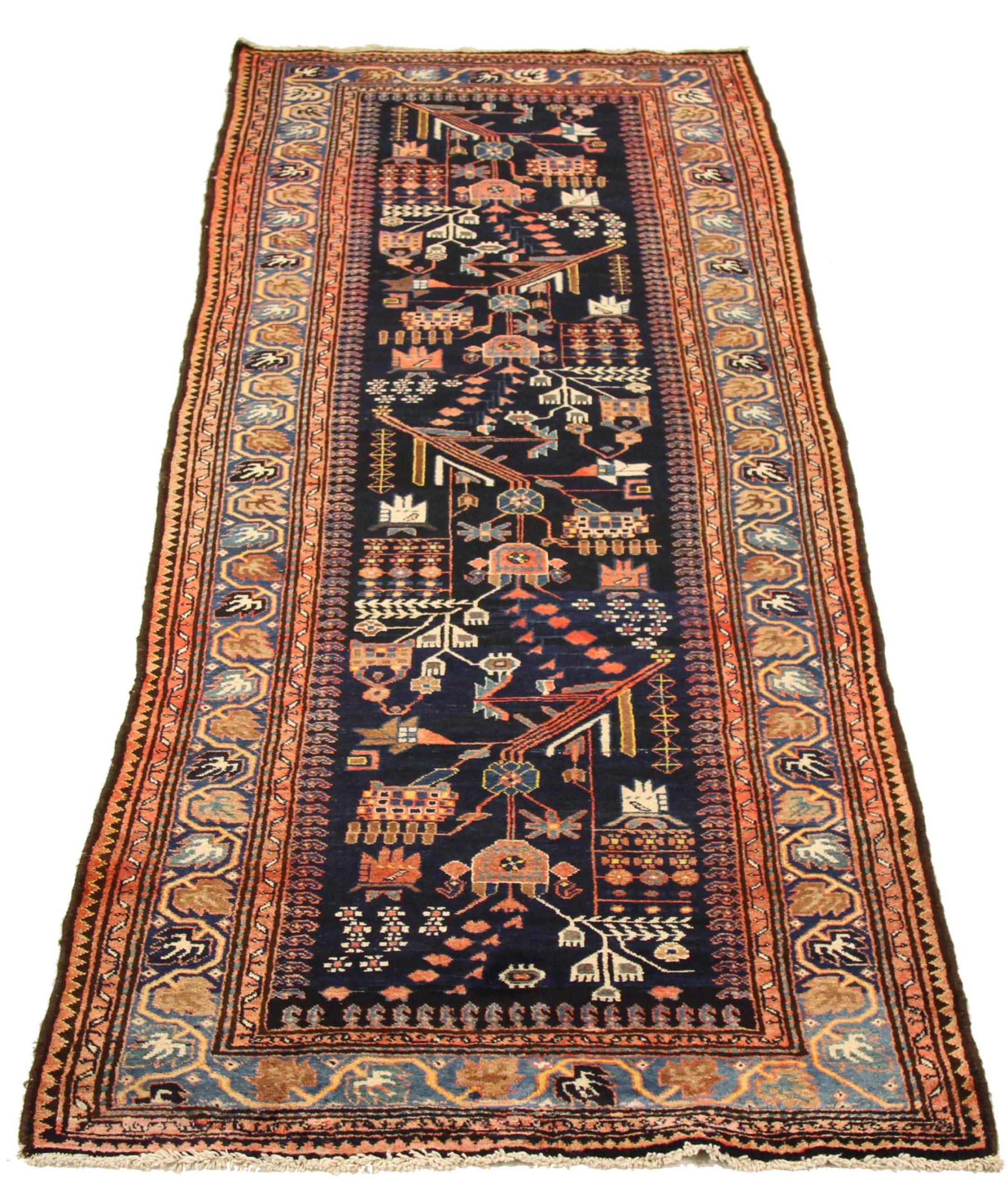 Entdecken Sie die Eleganz des persischen Malayers mit dem Läufer um 1880. Dieses exklusive Design, das mit viel Liebe zum Detail entworfen wurde, ist perfekt, um Ihren Raum zu verschönern.