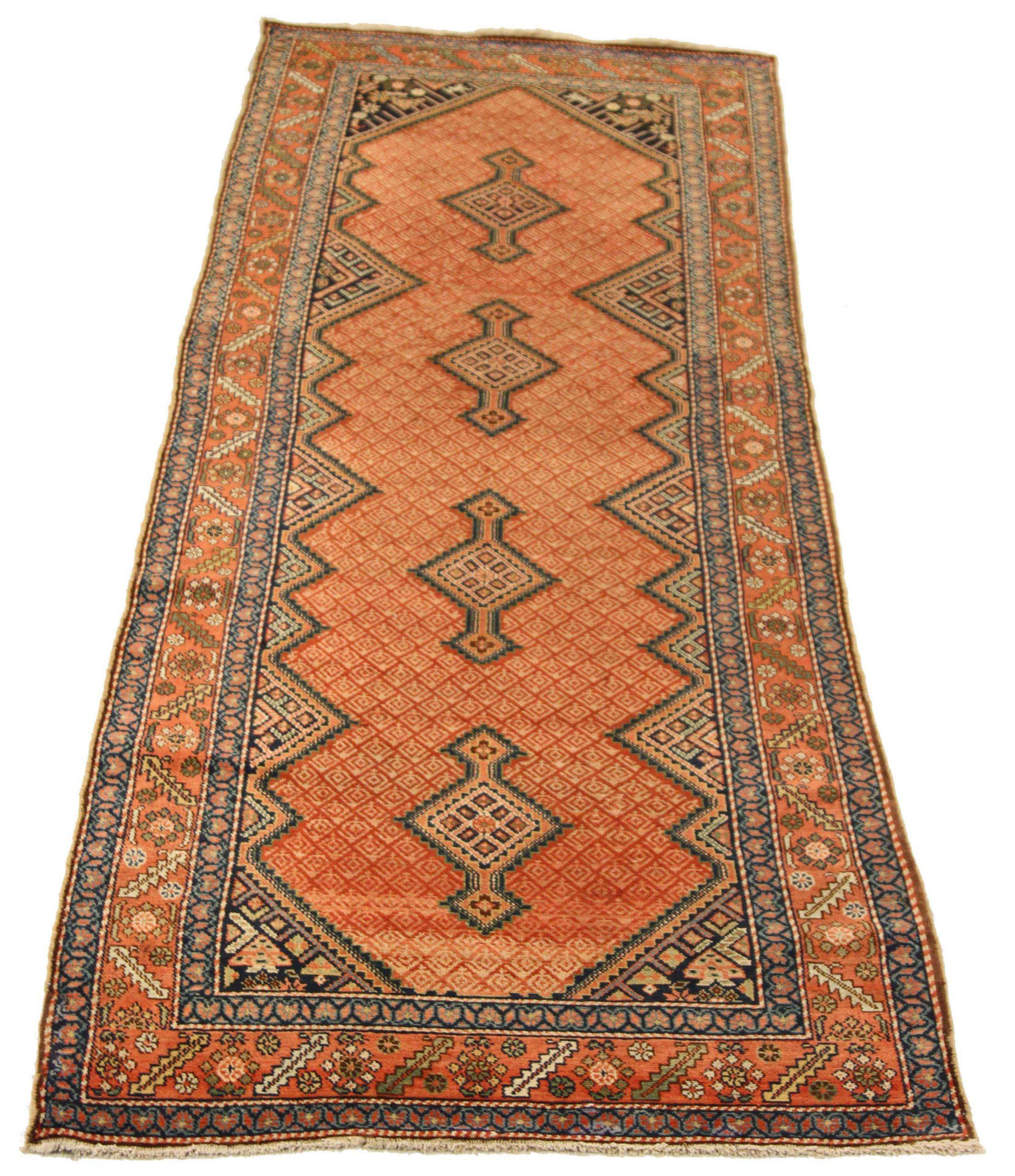 Entdecken Sie die Eleganz des persischen Malayers mit dem Läufer um 1880. Dieses exklusive Design, das mit viel Liebe zum Detail entworfen wurde, ist perfekt, um Ihren Raum zu verschönern.