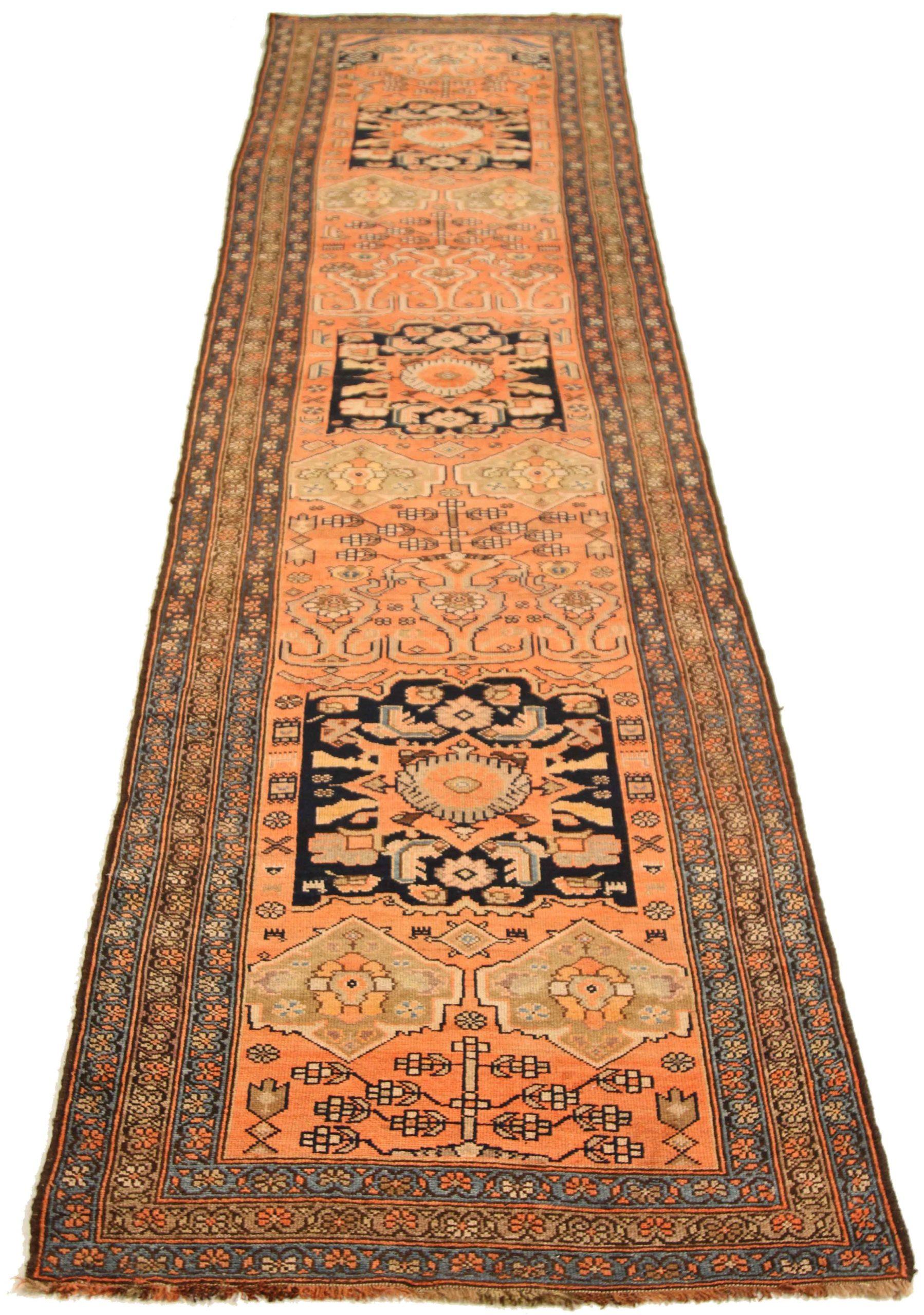 Entdecken Sie die Eleganz des persischen Malayers mit dem Läufer um 1880. Dieses exklusive Design, das mit viel Liebe zum Detail entworfen wurde, ist perfekt, um Ihren Raum zu verschönern.