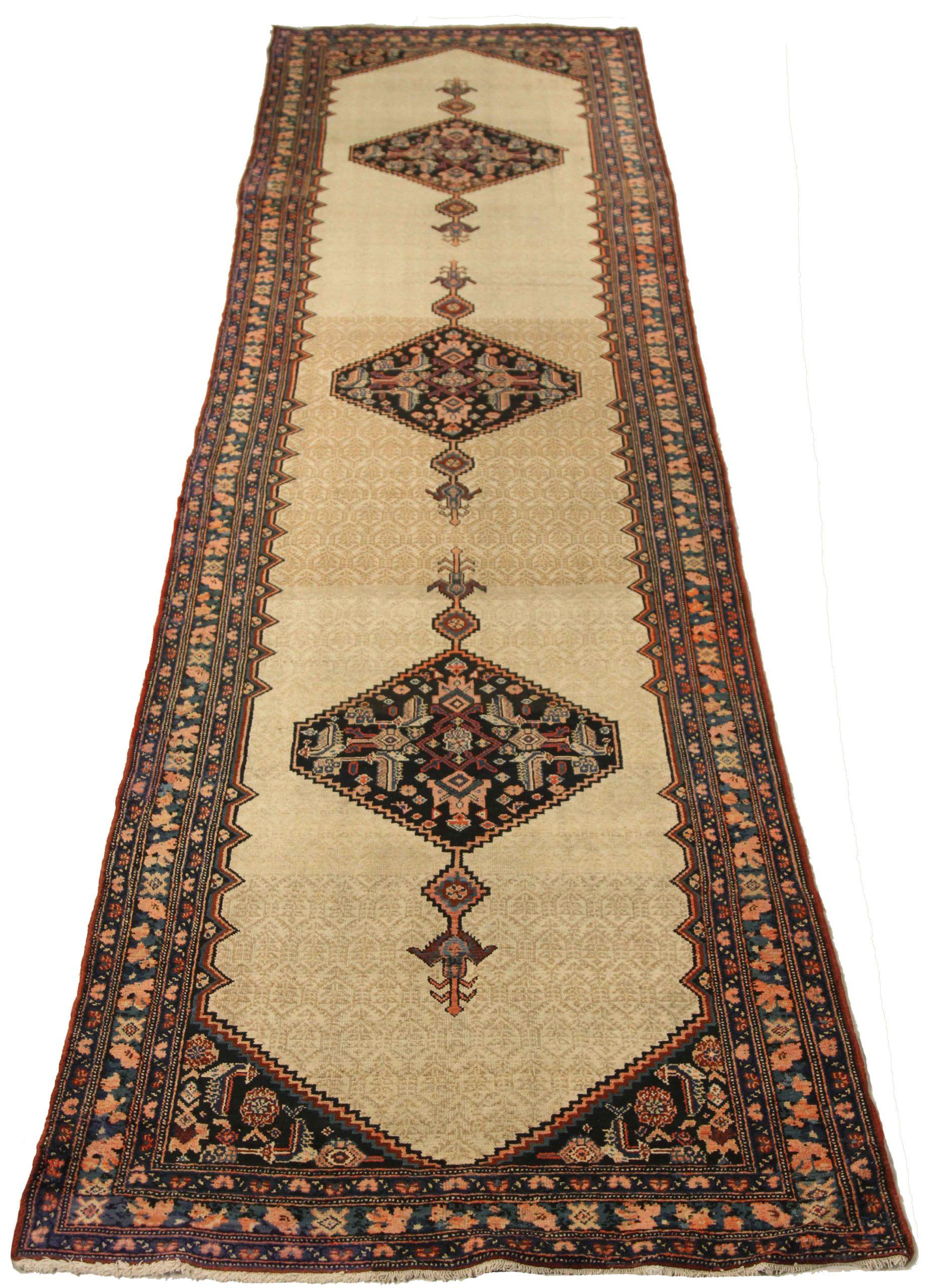 Entdecken Sie die Eleganz des persischen Malayers mit dem Läufer um 1880. Dieses exklusive Design, das mit viel Liebe zum Detail entworfen wurde, ist perfekt, um Ihren Raum zu verschönern.