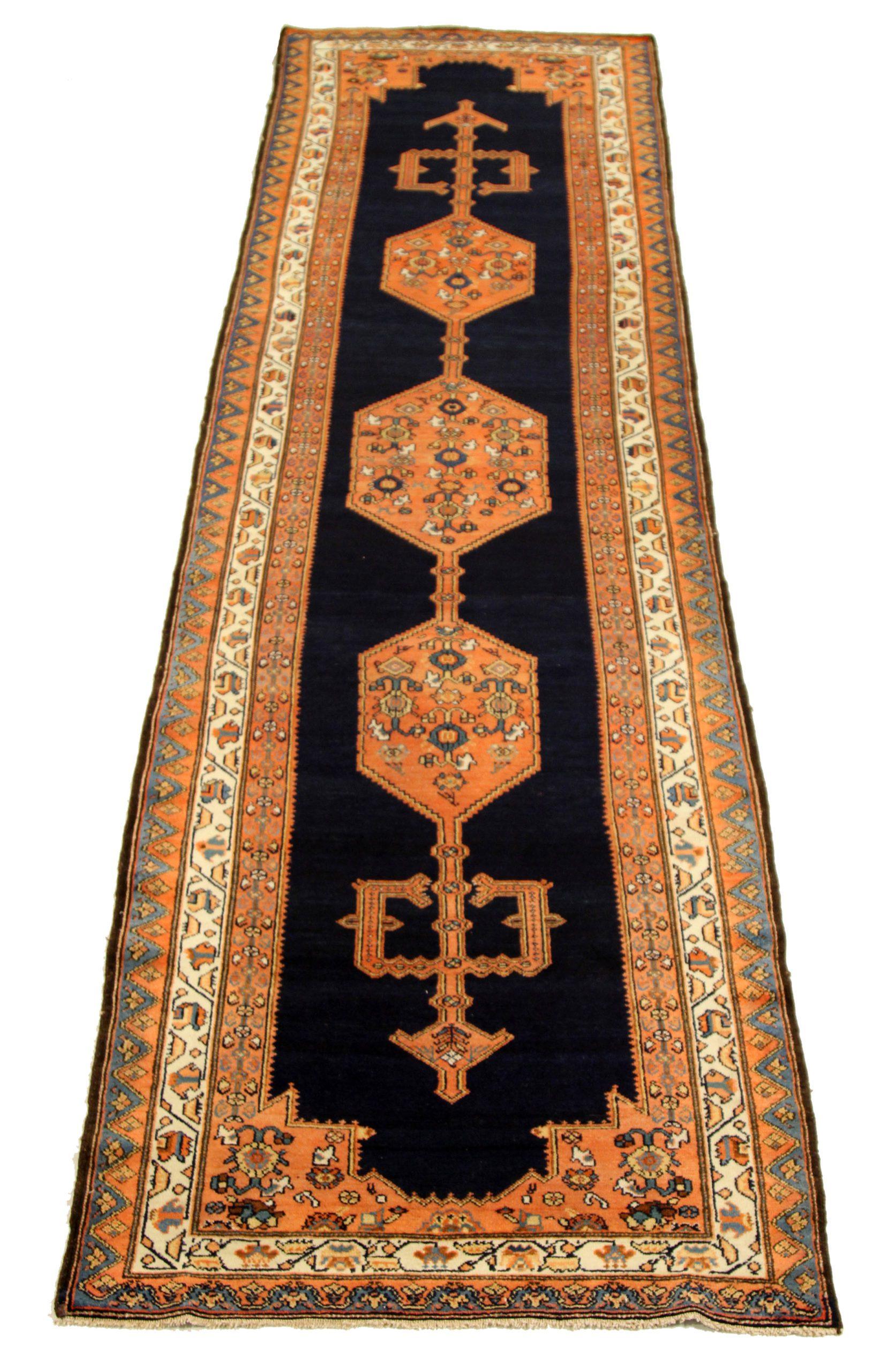 Entdecken Sie die Eleganz des persischen Malayers mit dem Läufer um 1880. Dieses exklusive Design, das mit viel Liebe zum Detail entworfen wurde, ist perfekt, um Ihren Raum zu verschönern.