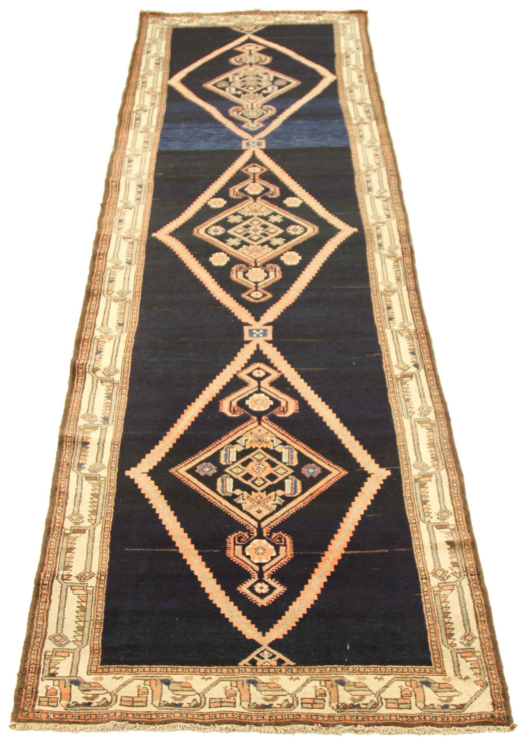 Scopri l'eleganza del tappeto persiano Malayer, caratterizzato da Runner Rug di CIRCA 1880. Progettato con una meticolosa attenzione ai dettagli, questo design esclusivo è perfetto per valorizzare il tuo spazio.