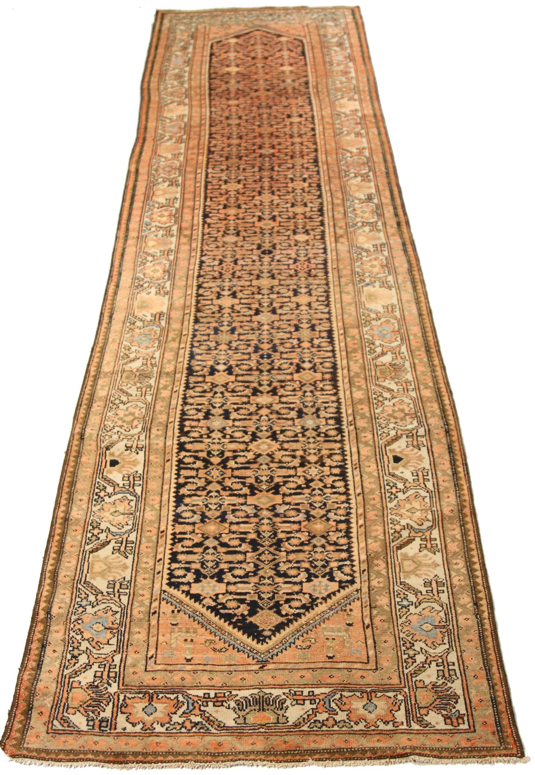 Entdecken Sie die Eleganz des persischen Malayers mit dem Läufer um 1880. Dieses exklusive Design, das mit viel Liebe zum Detail entworfen wurde, ist perfekt, um Ihren Raum zu verschönern.