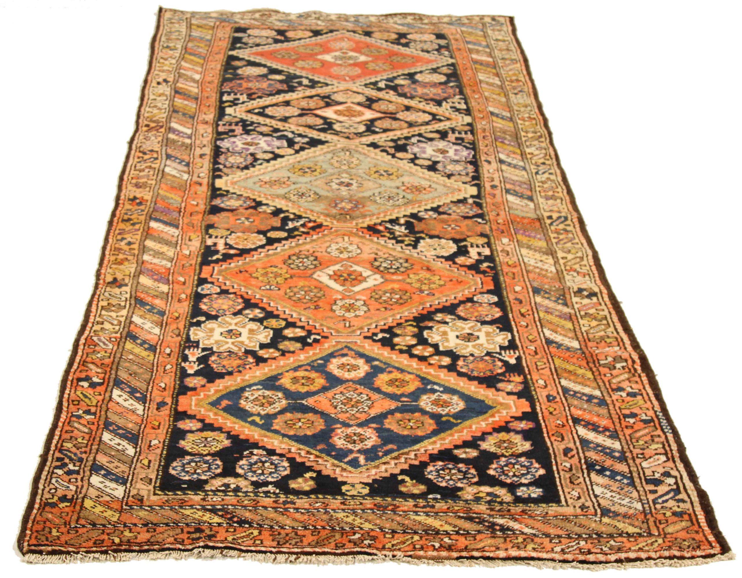 Entdecken Sie die Eleganz des persischen Malayers mit dem Läufer um 1880. Dieses exklusive Design, das mit viel Liebe zum Detail entworfen wurde, ist perfekt, um Ihren Raum zu verschönern.
