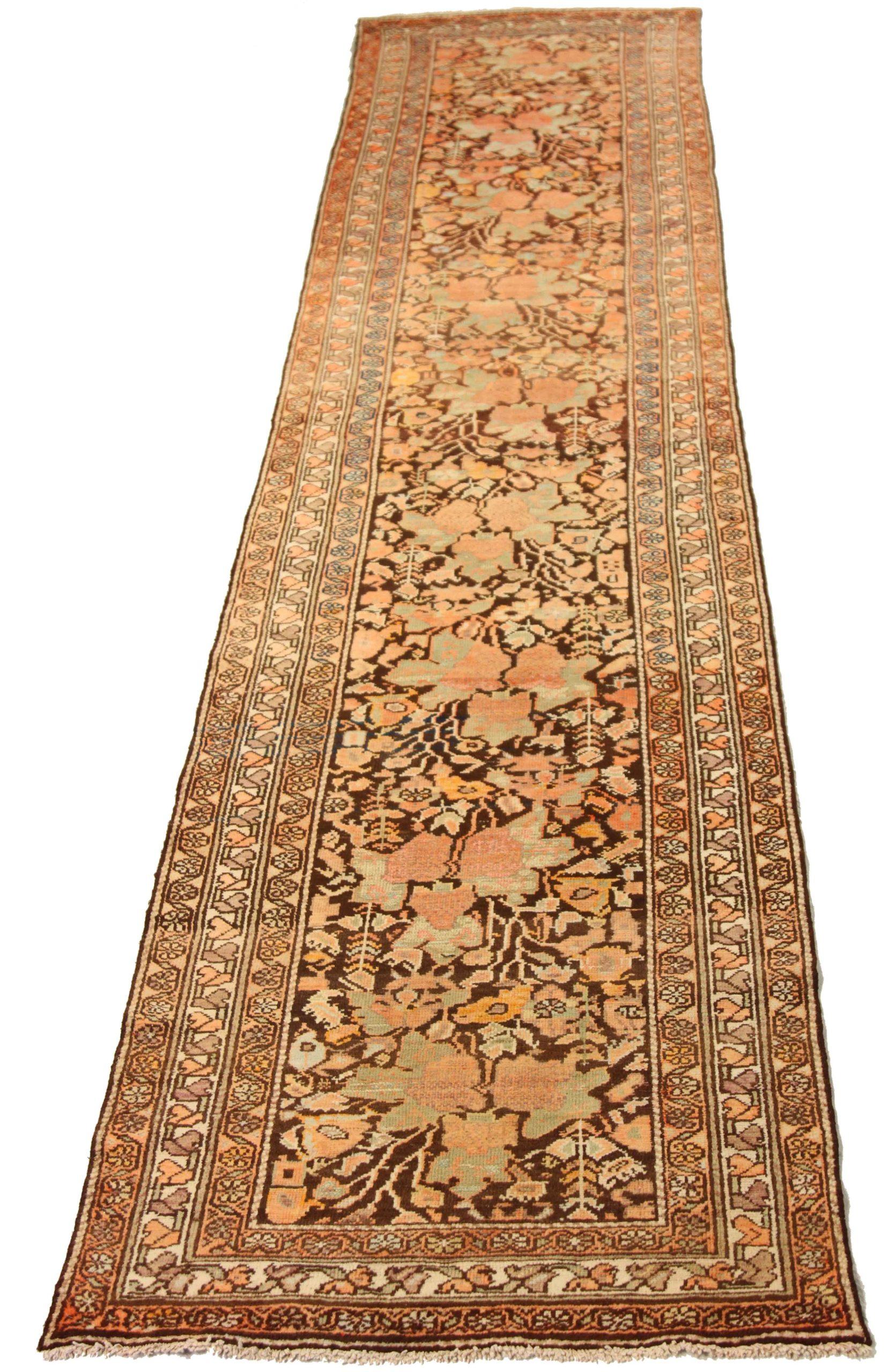 Entdecken Sie die Eleganz des persischen Malayers mit dem Läufer um 1880. Dieses exklusive Design, das mit viel Liebe zum Detail entworfen wurde, ist perfekt, um Ihren Raum zu verschönern.