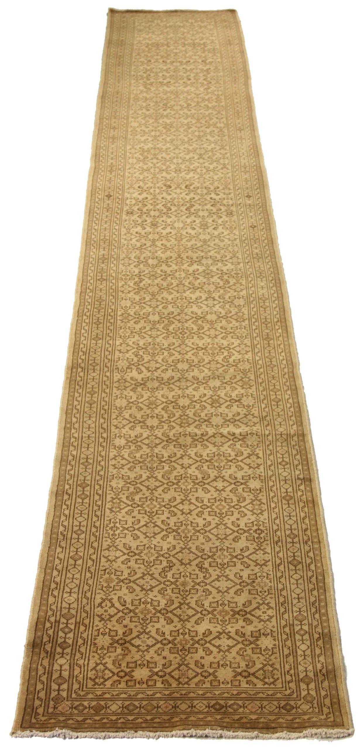Entdecken Sie die Eleganz des persischen Malayers mit dem Läufer um 1880. Dieses exklusive Design, das mit viel Liebe zum Detail entworfen wurde, ist perfekt, um Ihren Raum zu verschönern.