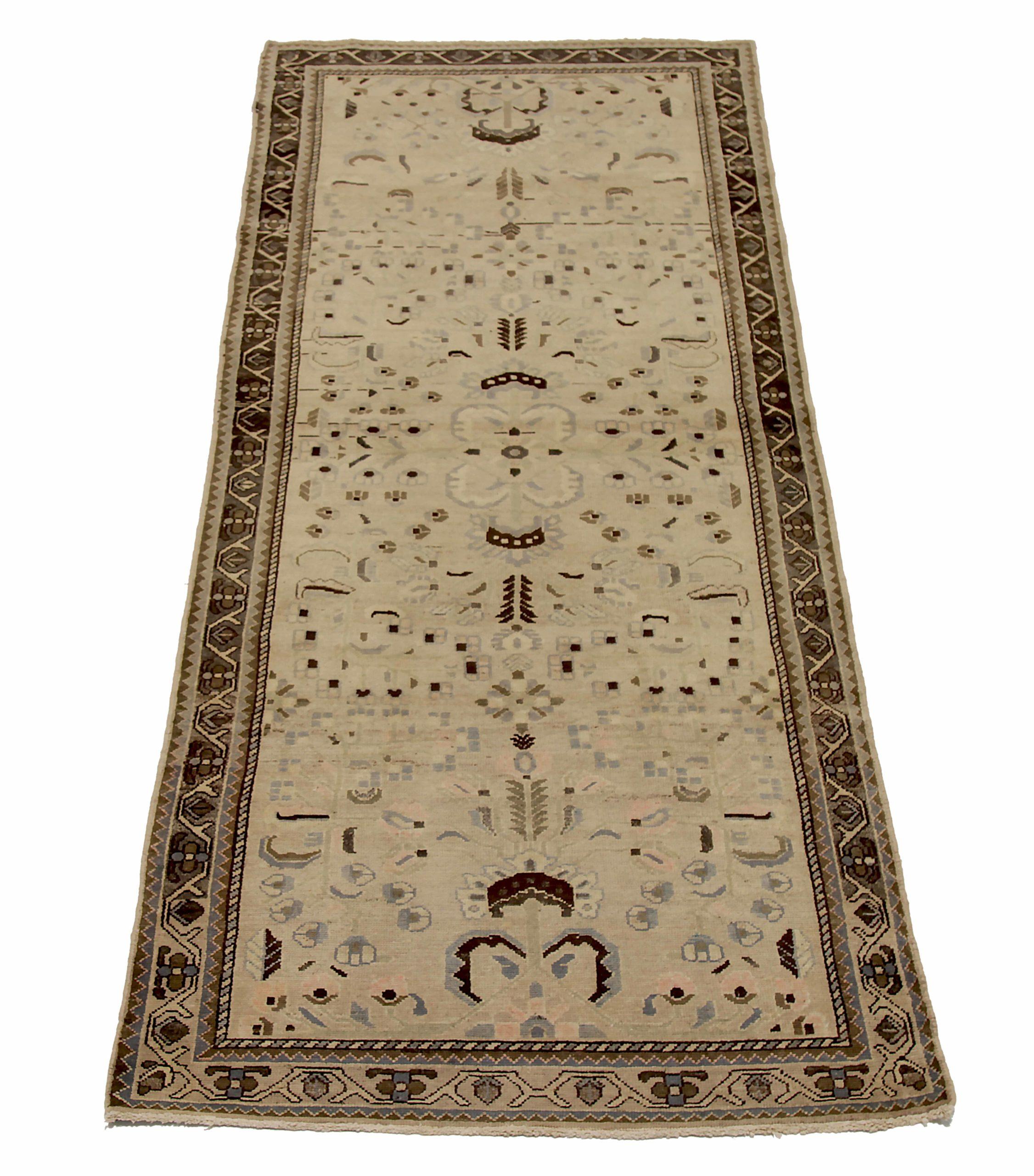 Scopri l'eleganza del tappeto persiano Malayer, caratterizzato da Runner Rug di CIRCA 1880. Progettato con una meticolosa attenzione ai dettagli, questo design esclusivo è perfetto per valorizzare il tuo spazio.
