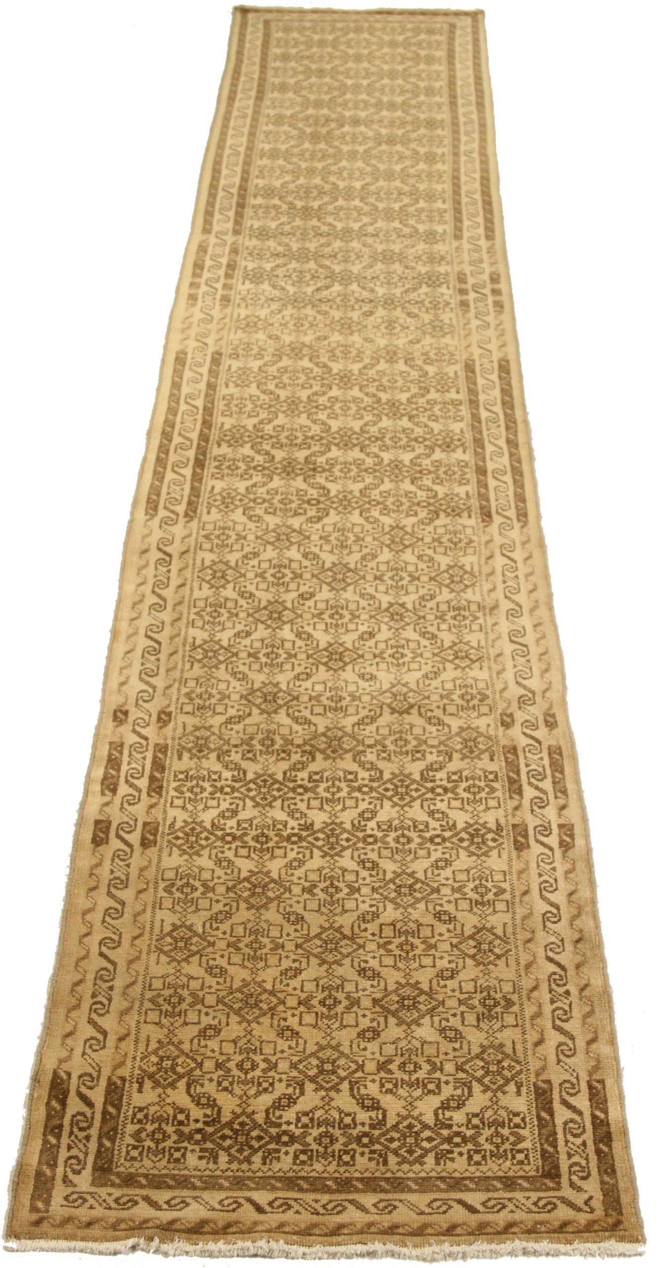 Entdecken Sie die Eleganz des persischen Malayers mit dem Läufer um 1880. Dieses exklusive Design, das mit viel Liebe zum Detail entworfen wurde, ist perfekt, um Ihren Raum zu verschönern.