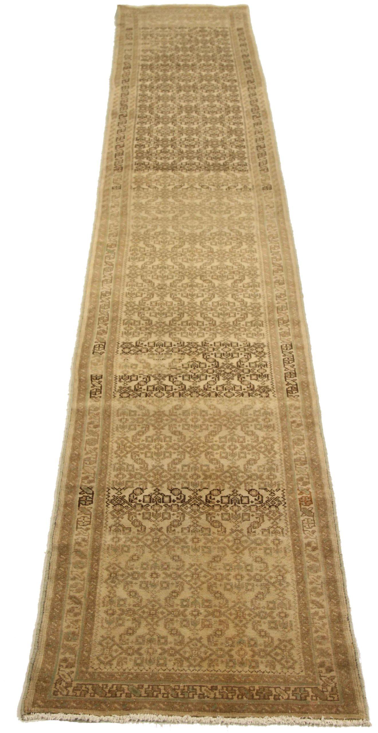 Scopri l'eleganza del tappeto persiano Malayer, caratterizzato da Runner Rug di CIRCA 1880. Progettato con una meticolosa attenzione ai dettagli, questo design esclusivo è perfetto per valorizzare il tuo spazio.