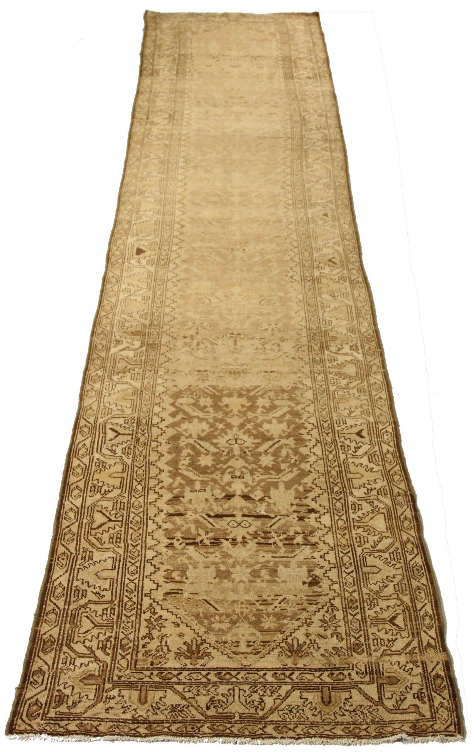 Entdecken Sie die Eleganz des persischen Malayers mit dem Läufer um 1880. Dieses exklusive Design, das mit viel Liebe zum Detail entworfen wurde, ist perfekt, um Ihren Raum zu verschönern.