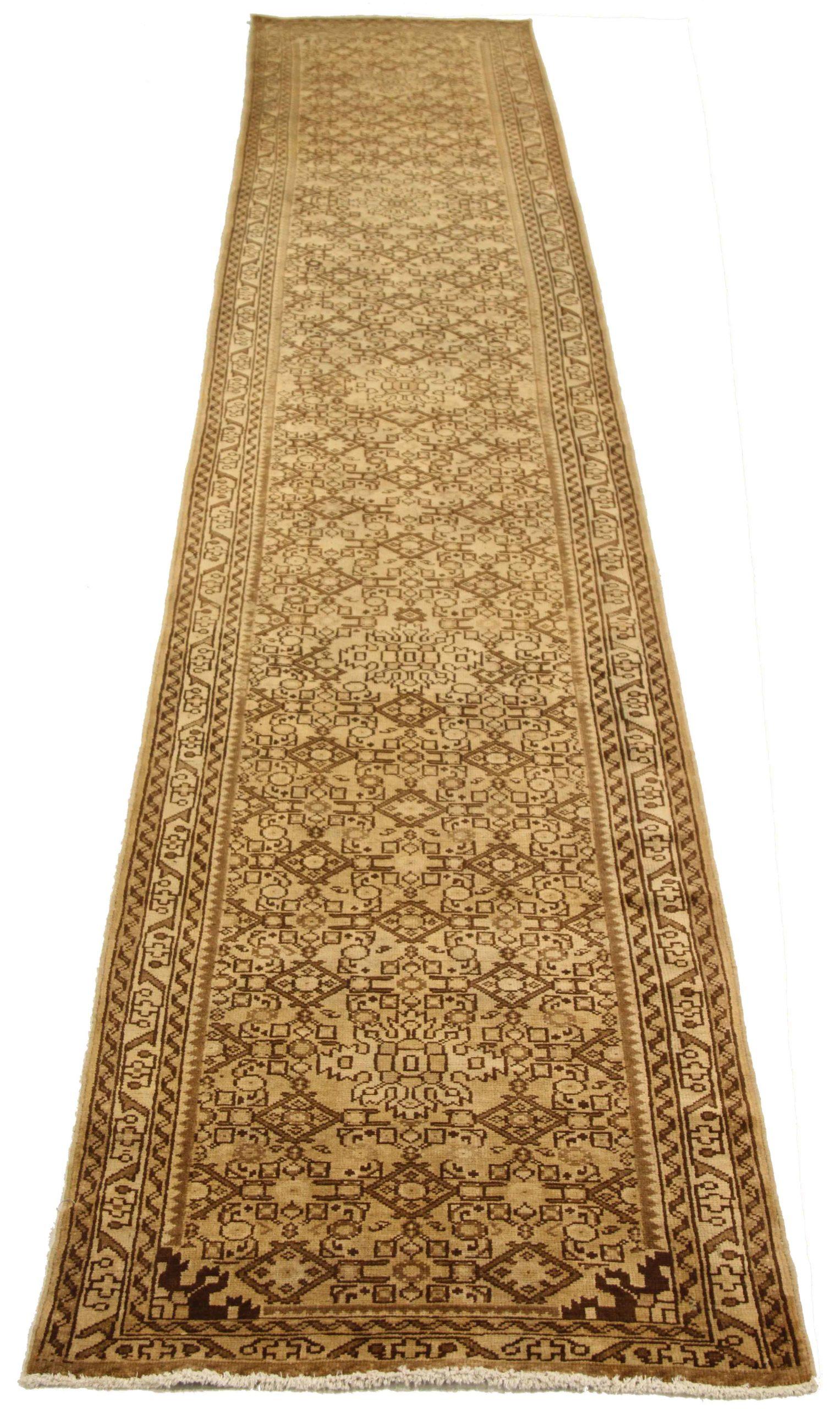 Entdecken Sie die Eleganz des persischen Malayers mit dem Läufer um 1880. Dieses exklusive Design, das mit viel Liebe zum Detail entworfen wurde, ist perfekt, um Ihren Raum zu verschönern.