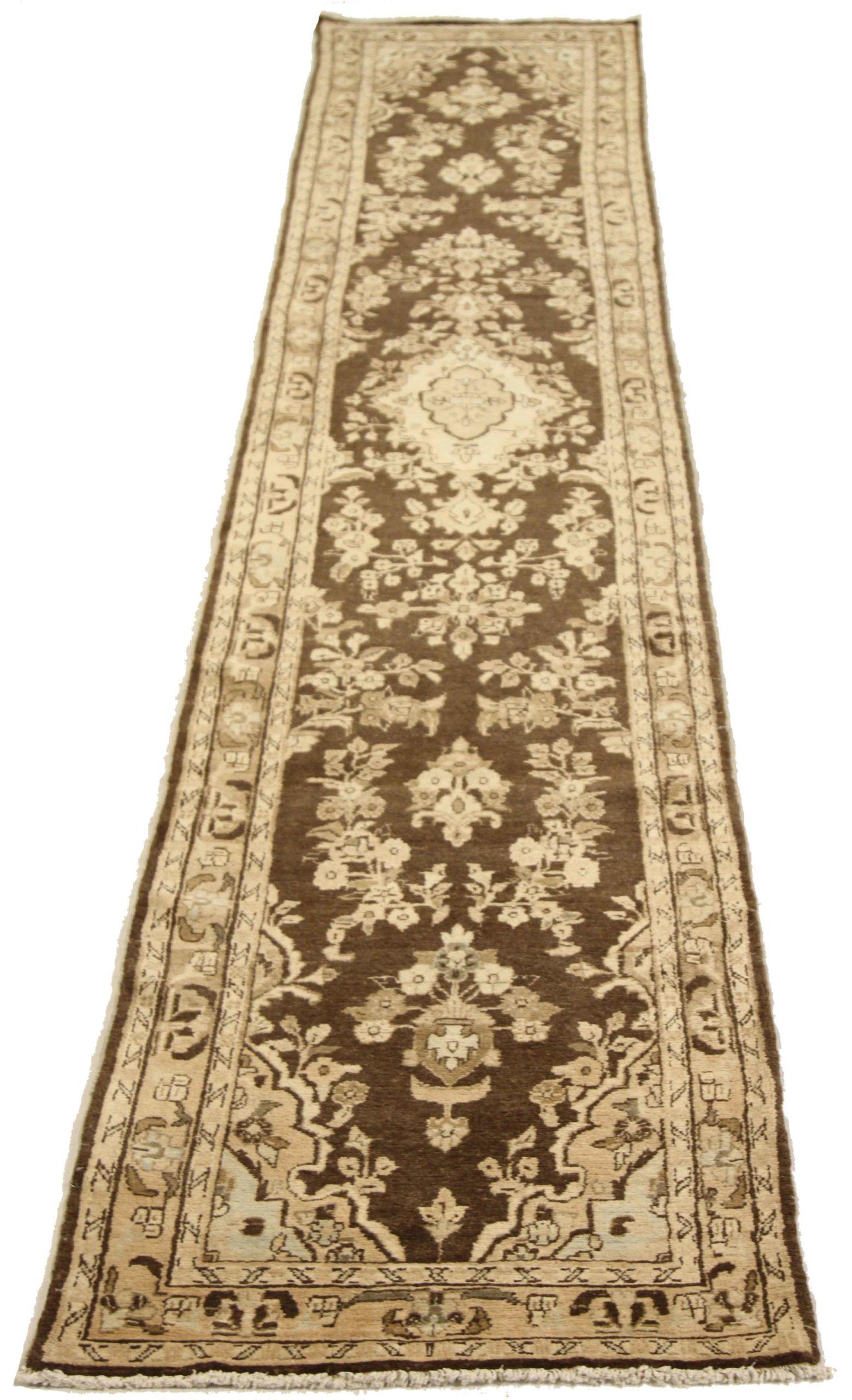 Scopri l'eleganza del tappeto persiano Malayer, caratterizzato da Runner Rug di CIRCA 1880. Progettato con una meticolosa attenzione ai dettagli, questo design esclusivo è perfetto per valorizzare il tuo spazio.
